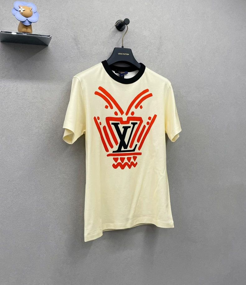 Louis Vuitton Louis Vuitton Yellow large logo short sleeve 2503-Nextarrow Size US M / EU 48-50 / 2 - 3 Thumbnail