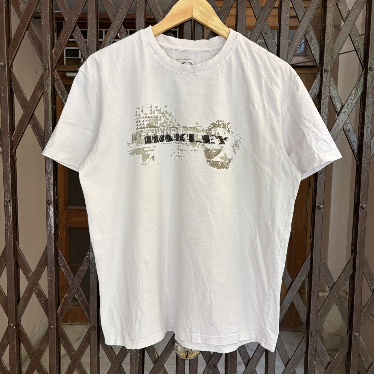 Oakley Vintage Oakley Spell out Tshirt Size US L / EU 52-54 / 3 - 1 Thumbnail