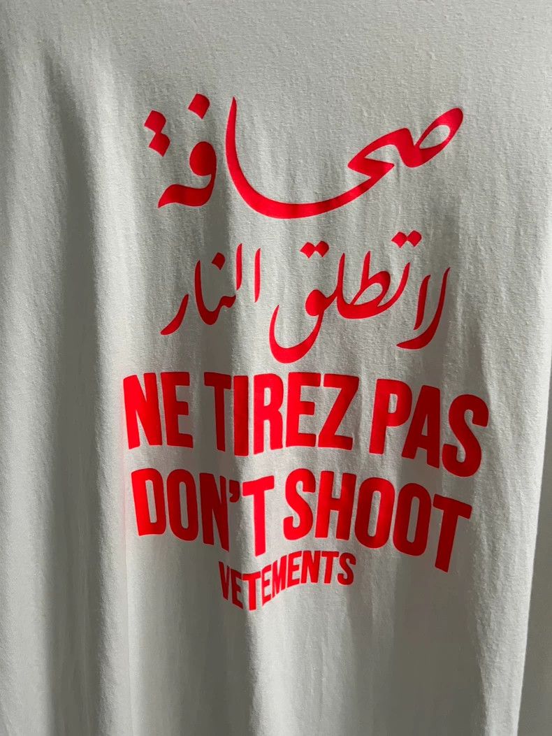 Vetements Vetements 20ss Showpiece Slogan Short Sleeve Size US M / EU 48-50 / 2 - 2 Thumbnail