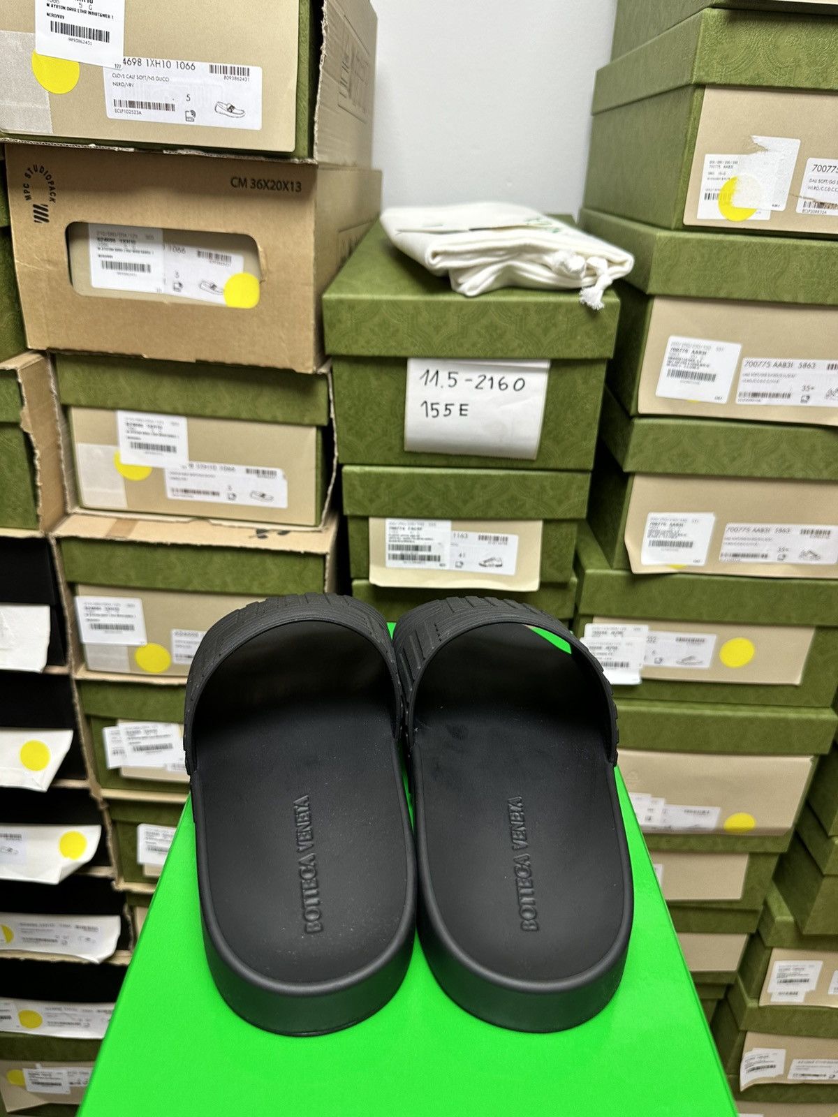 Bottega Veneta Bottega Veneta Embossed Rubber Slides Size US 11 / IT 41 - 6 Thumbnail