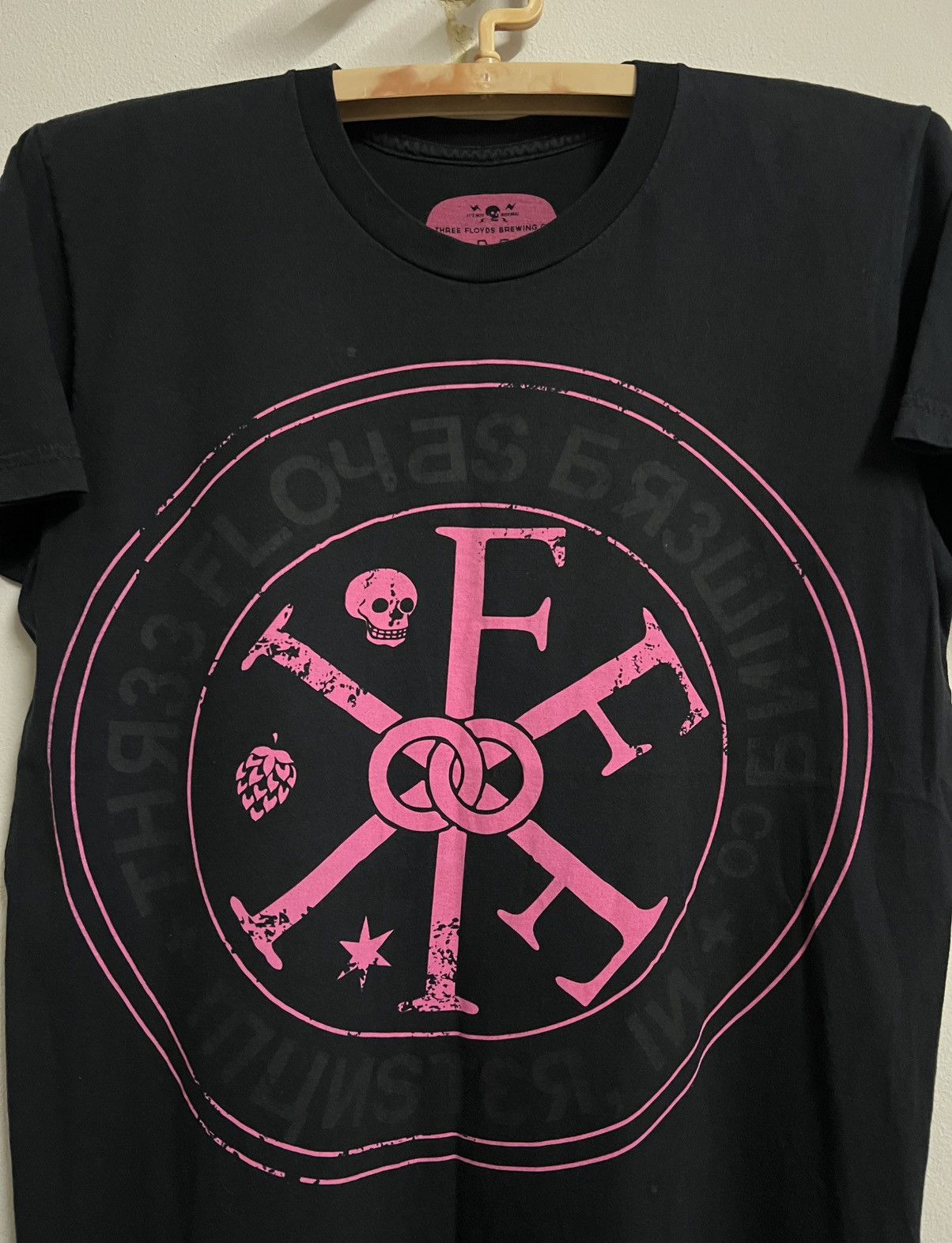 Other Three Floyds Brewing Skull Pink Graphic Tee USA M Size US M / EU 48-50 / 2 - 1 Thumbnail