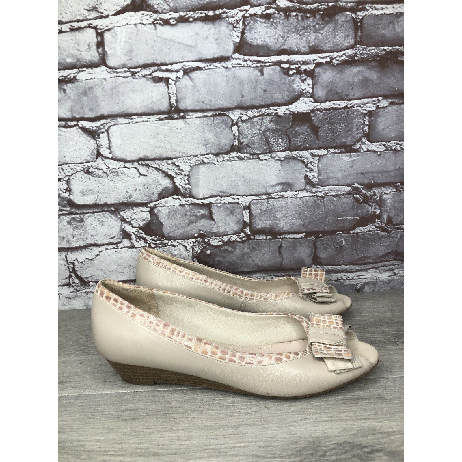 Other LE SAUNDA Ivory Leather Pink Croc Bow Peep Toe Wedges Women’ Size US 7.5 / IT 37.5 - 3 Thumbnail