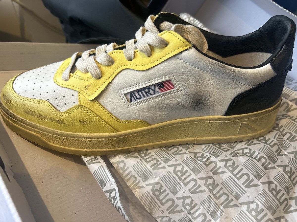 AUTRY Autry Men's Medalist Low Leather Trainer in White & Yellow Size US 10 / EU 43 - 9 Thumbnail