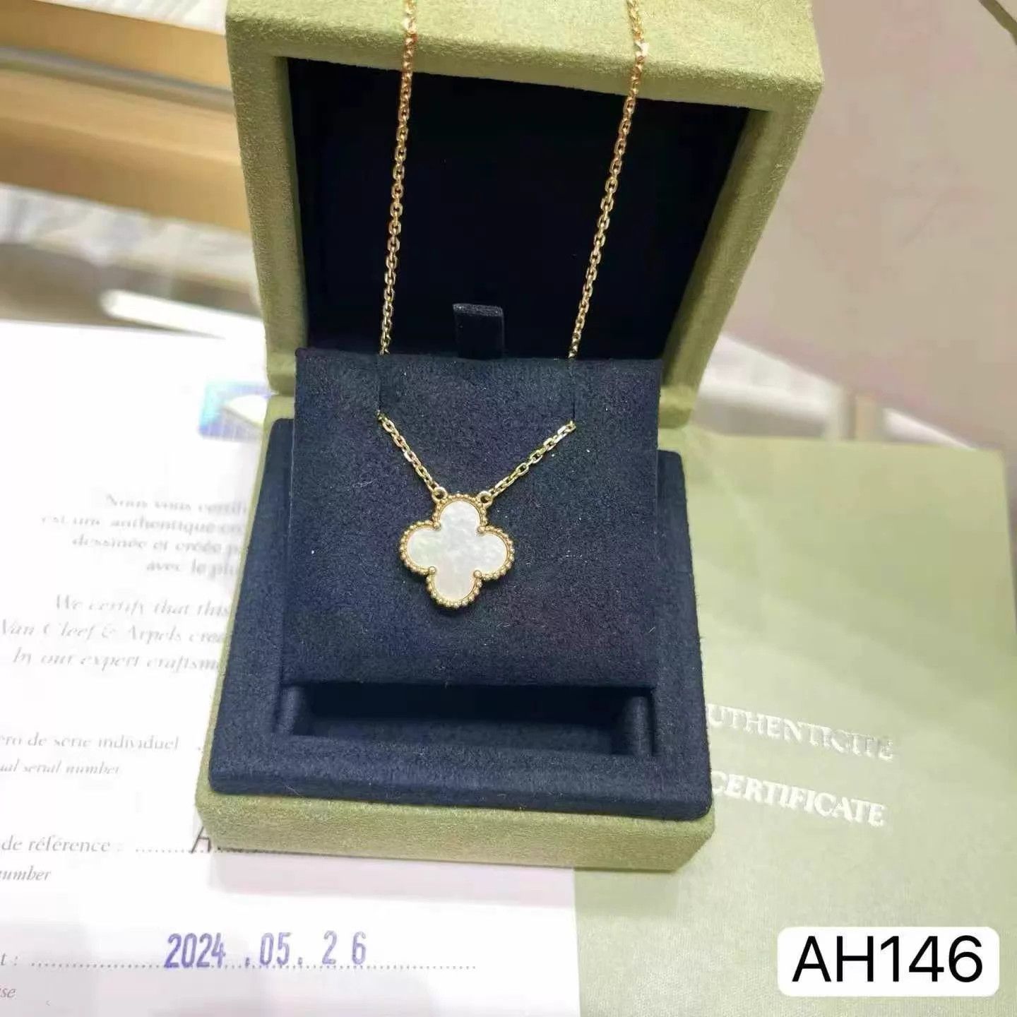 Van Cleef & Arpels VCA 4LC White MOP Medium Necklace 24 (Box,Cards,DustBag) Size ONE SIZE - 1 Thumbnail