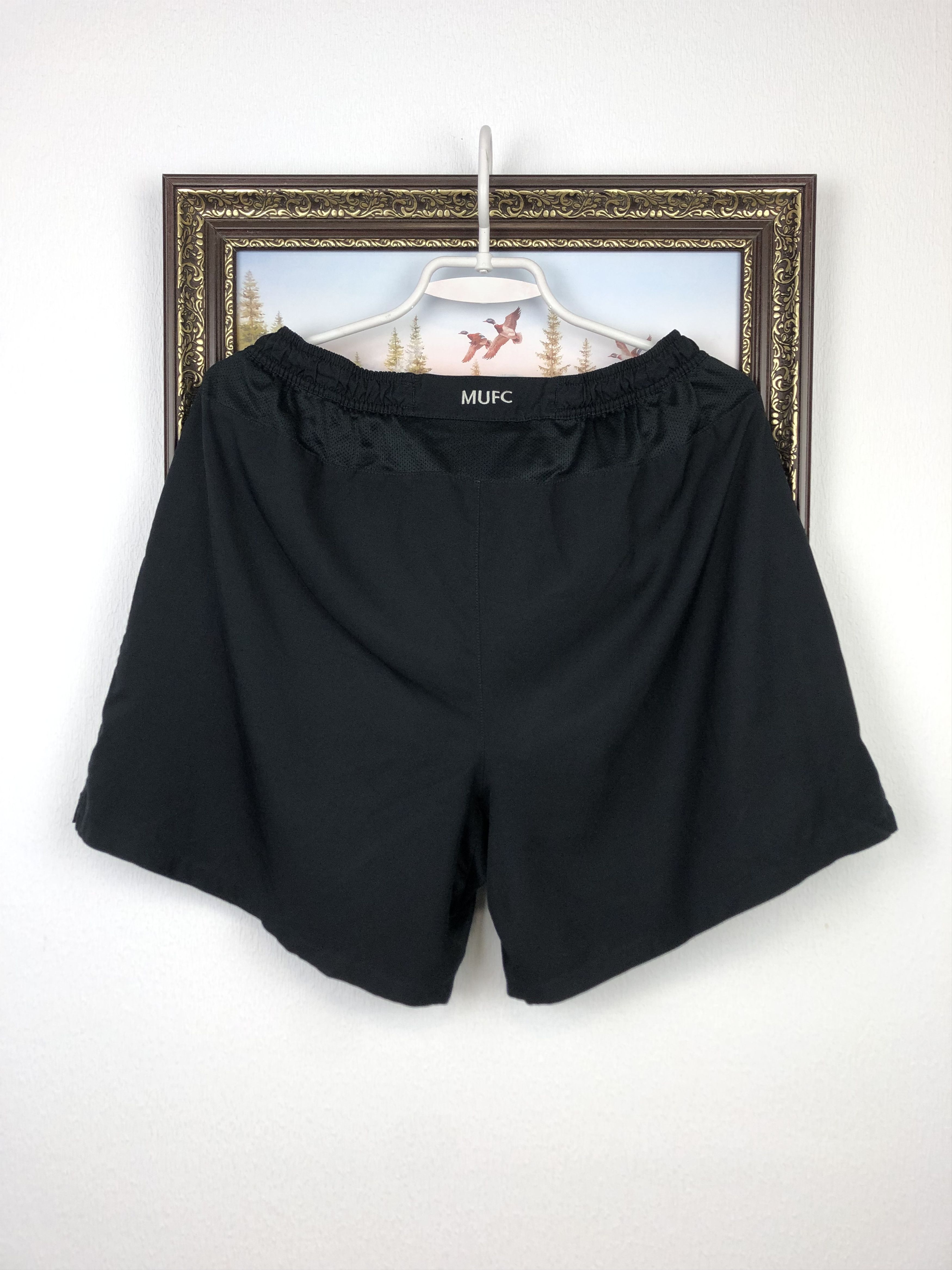 Nike Vintage Nike Manchester United Football Shorts Soccer Size L Size US 36 / EU 52 - 11 Thumbnail