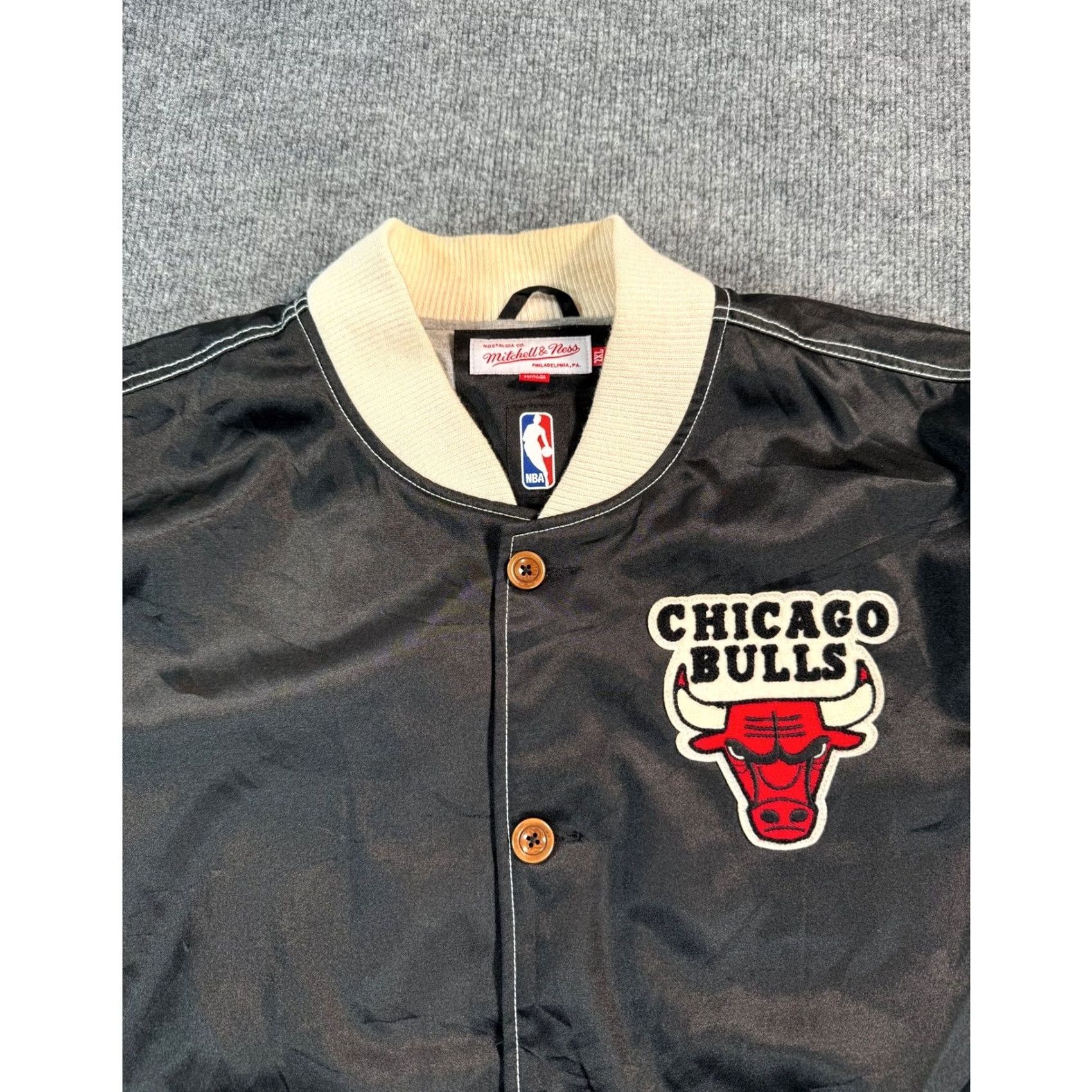 Mitchell & Ness VINTAGE Mitchell & Ness Chicago Bulls Satin Bomber Jacket Mens Large Black Logo Size US XXL / EU 58 / 5 - 3 Thumbnail