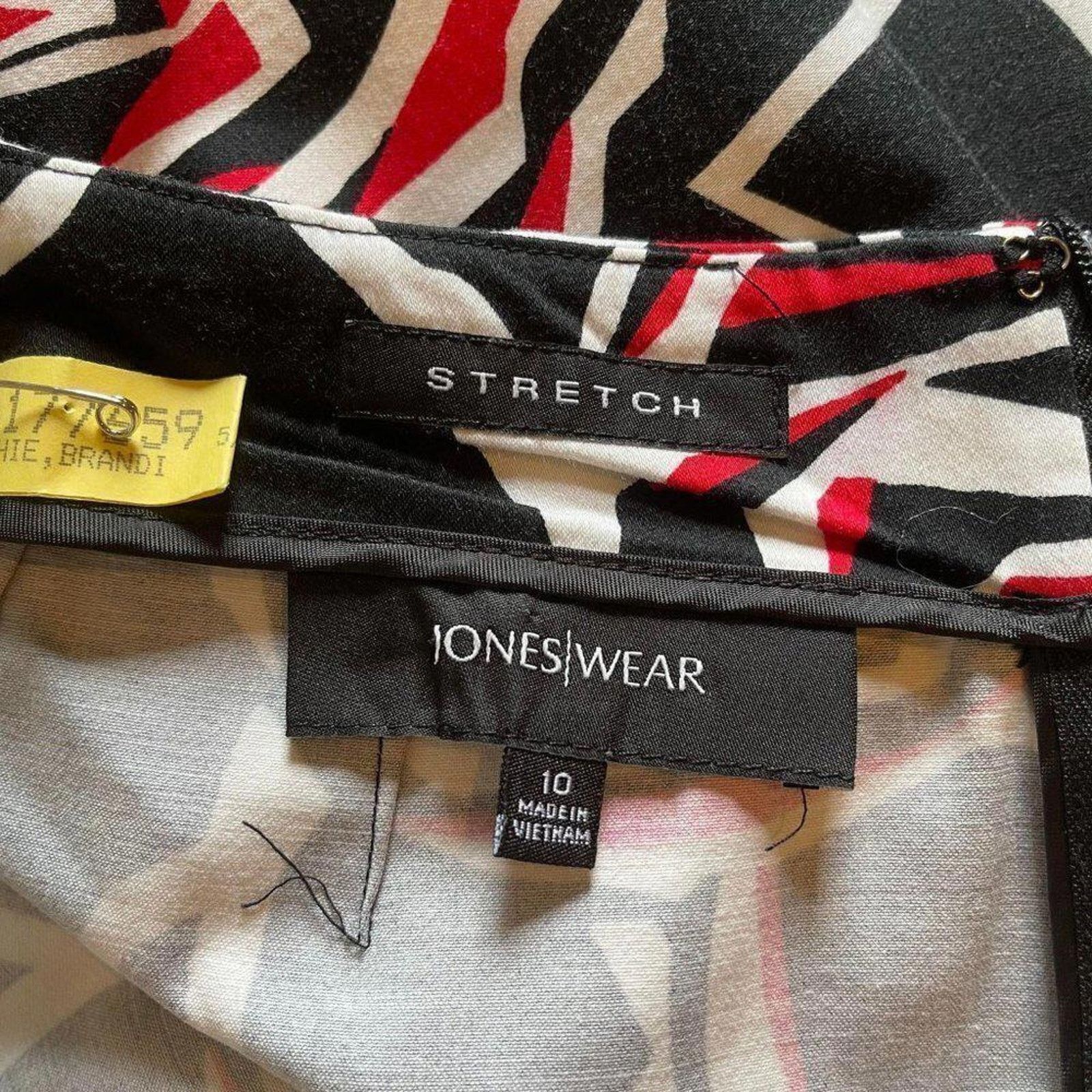 Designer Jones Wear Stretch Rose Print Skirt - Black, Red & Cream Size 32" / US 10 / IT 46 - 6 Thumbnail