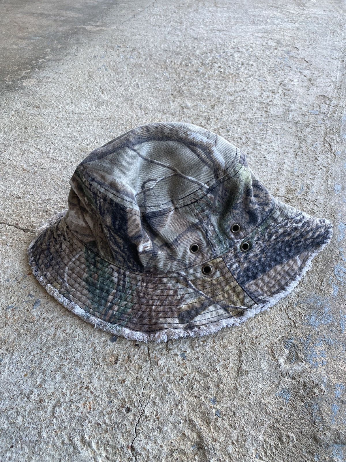 Vintage Vintage Y2K Realtree Style Camo Distressed Bucket Hat Size ONE SIZE - 2 Thumbnail