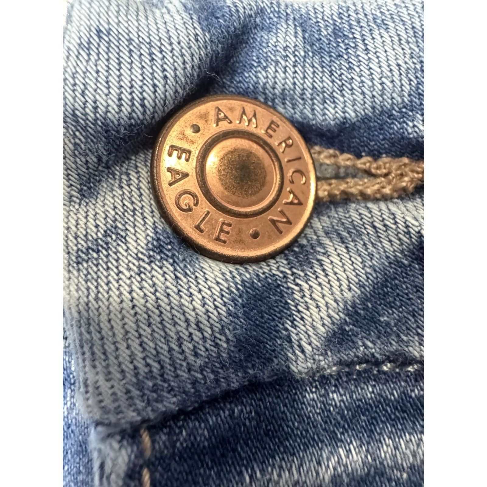 Vintage VINTAGE? No. American Eagle Light Wash Casual Denim Jeans 28x26 Women Jeans Blue 28 Inseam 26 in Regular Cotton Denim Button Closure Size 28" / US 6 / IT 42 - 4 Thumbnail