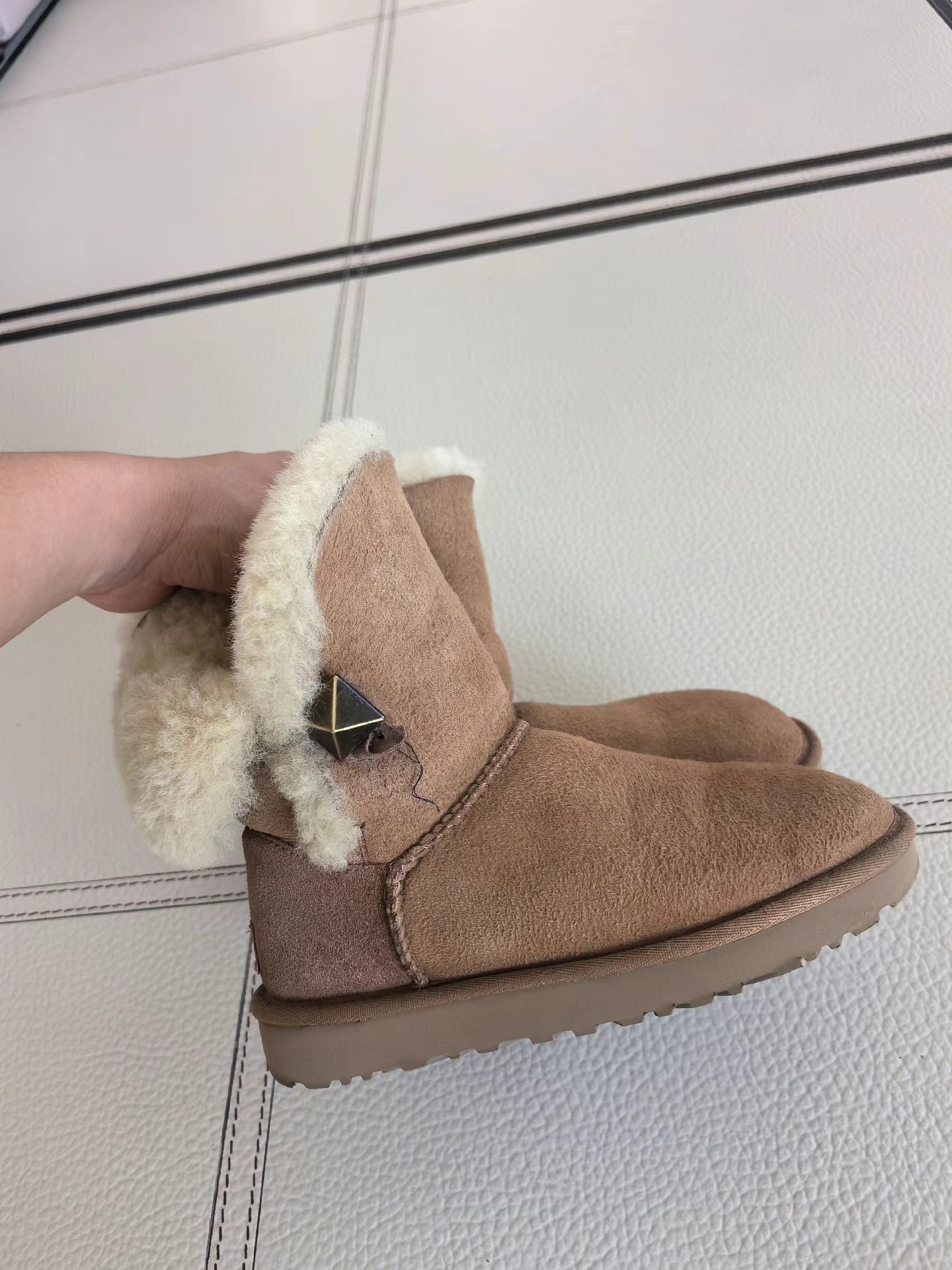 Ugg UGG Women's Shoes K17 Size US 7 / IT 37 - 2 Thumbnail