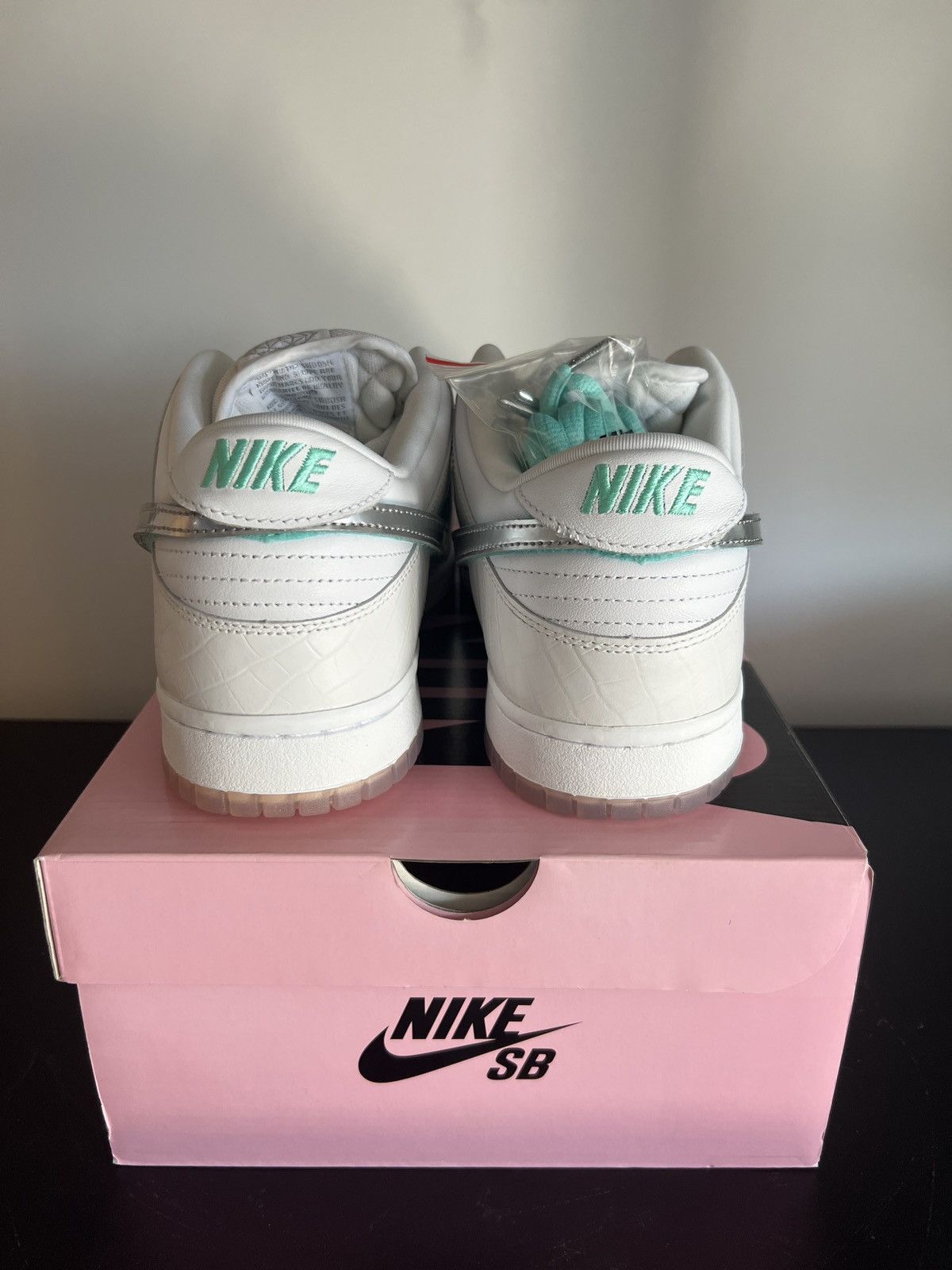 Nike NIKE X DIAMOND SB DUNK LOW PRO WHITE Size US 11.5 / EU 44-45 - 2 Thumbnail