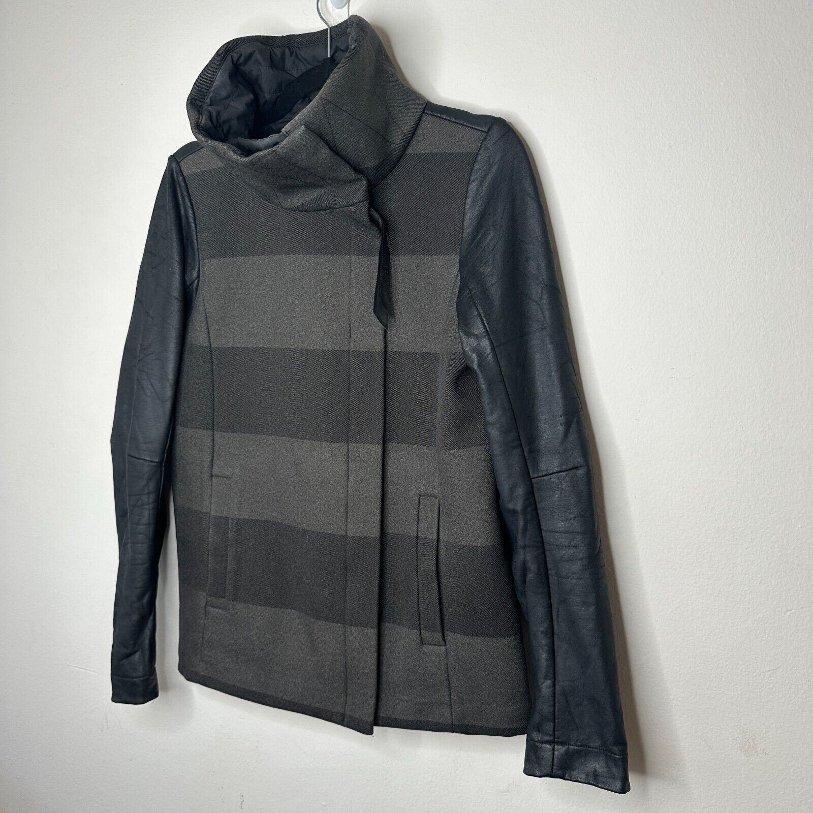 Lululemon Lululemon Sweet Life Black & Gray Stripe Biker Jacket 4 Size S / US 4 / IT 40 - 3 Thumbnail