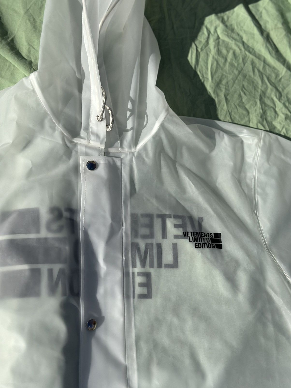 Vetements Vetements Limited Edition transparent raincoat Size US XXL / EU 58 / 5 - 8 Thumbnail