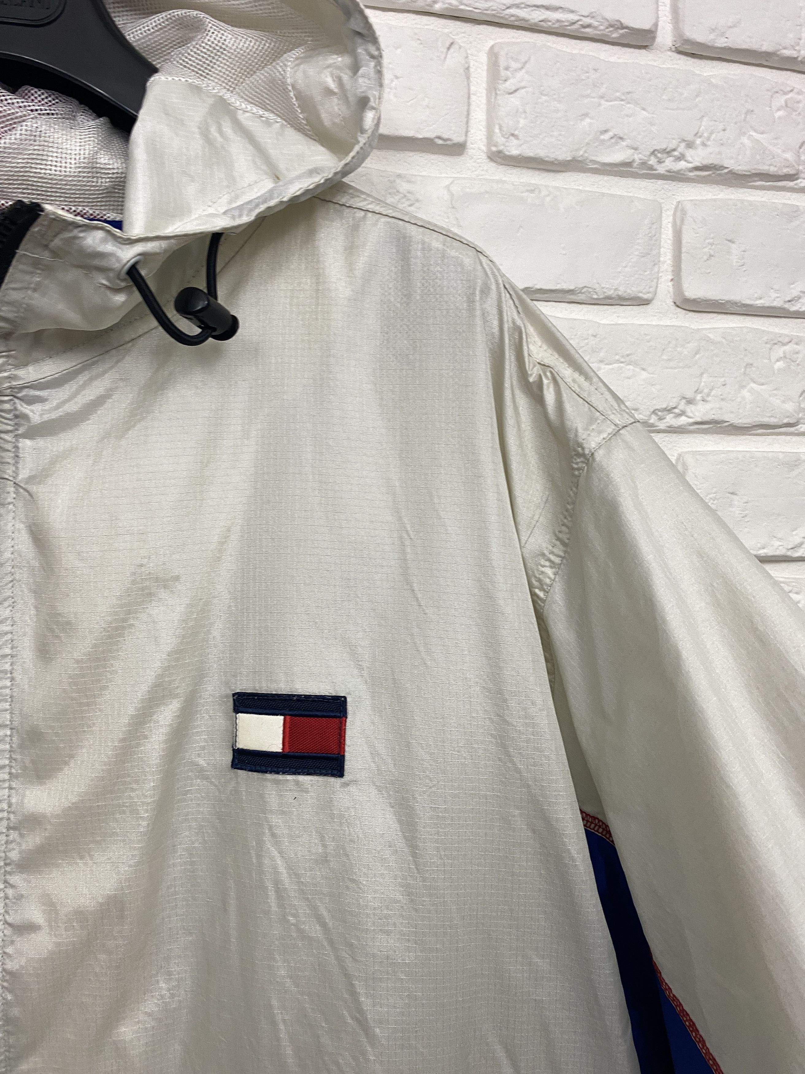 Tommy Hilfiger Tommy Hilfiger Nylon Jacket Hooded Windrunner Logo Size XL Size US XL / EU 56 / 4 - 7 Thumbnail