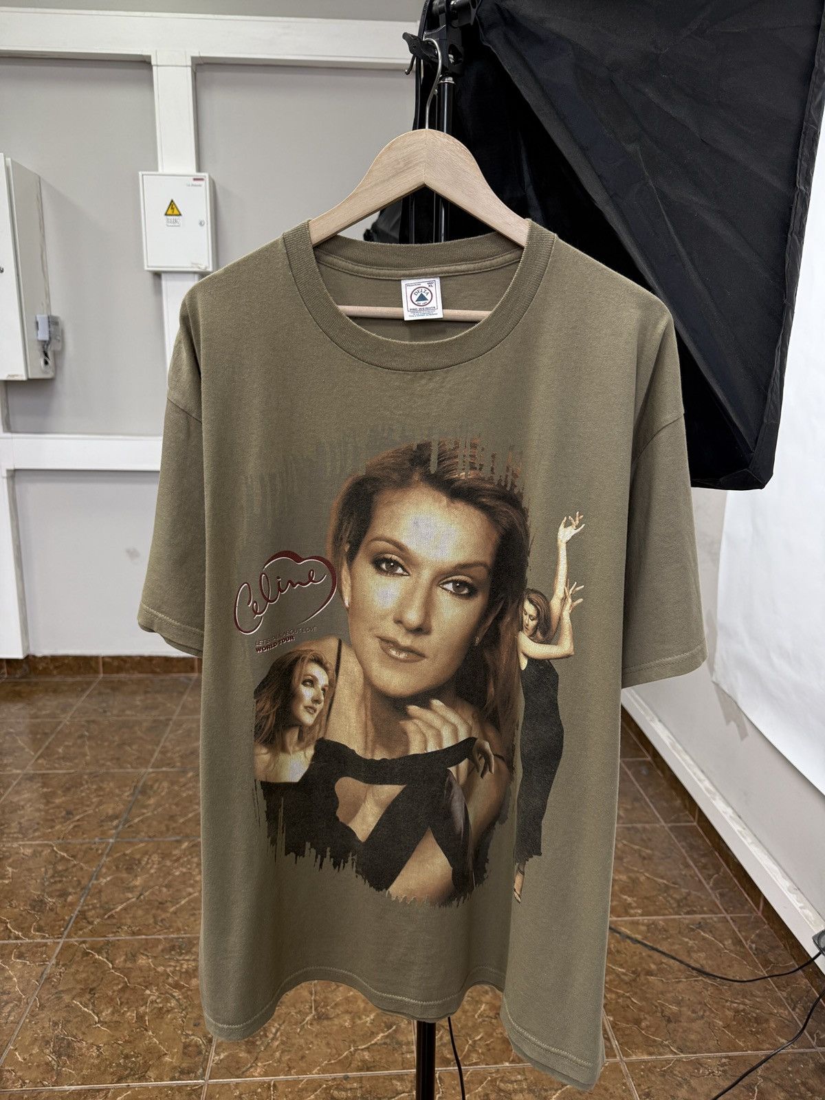 Delta 🇨🇦 Vintage 1999 Celine Dion Lets Talk About Love Tour T-Shirt Size US XL / EU 56 / 4 - 1 Thumbnail