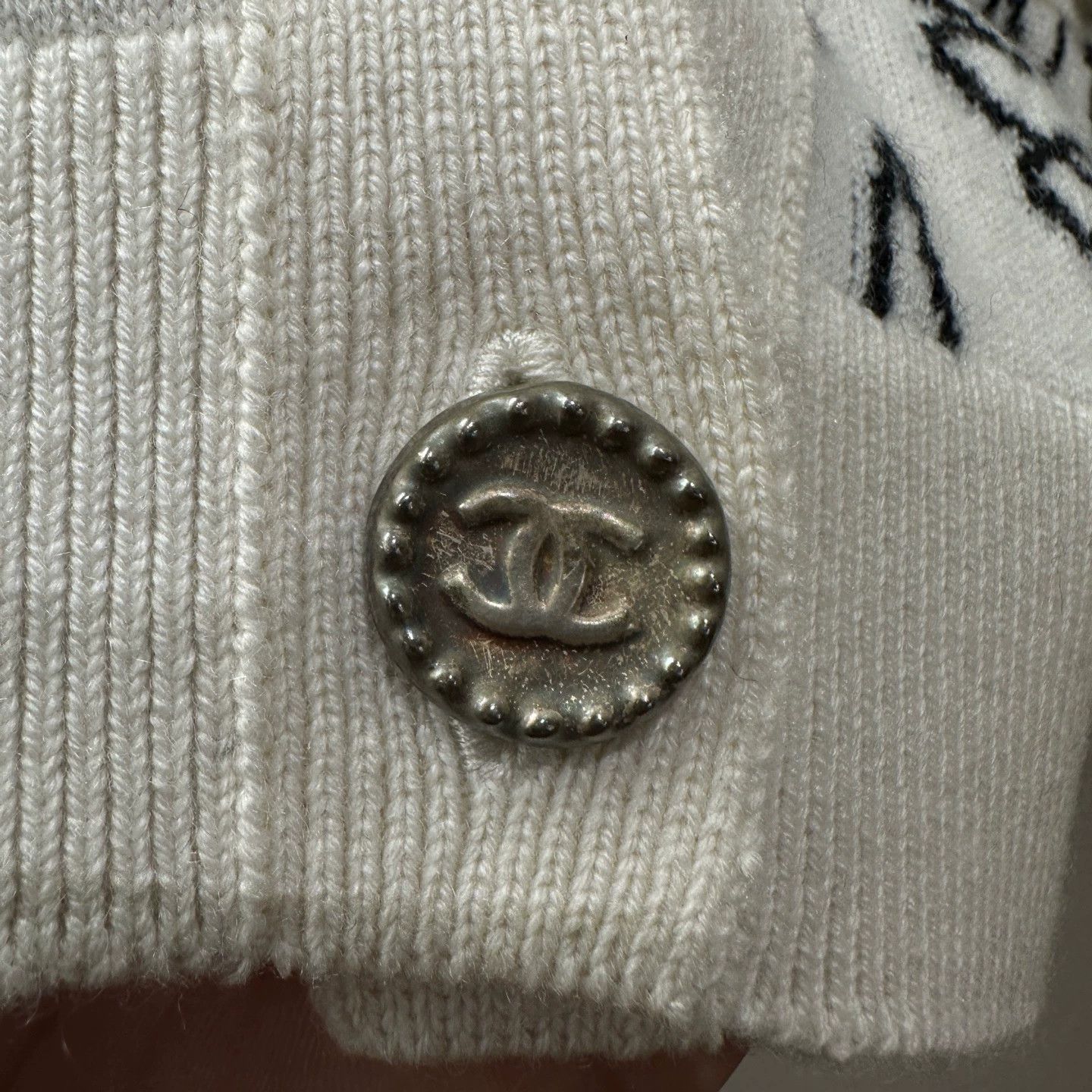 Chanel Chanel apr124 full print white dove cashmere cardigan 34 Size XS / US 0-2 / IT 36-38 - 6 Thumbnail