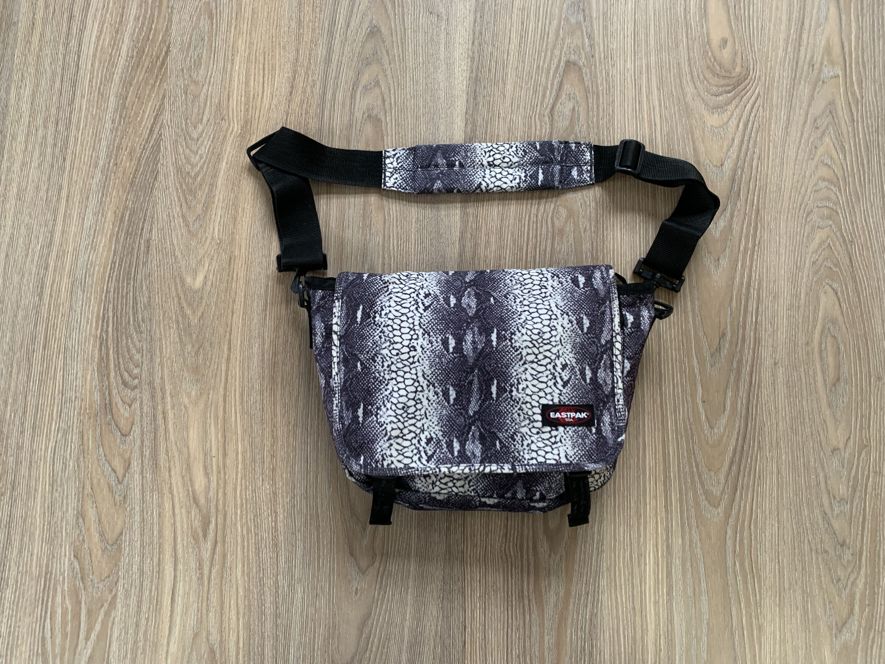 Eastpak Rare Eastpak Vintage Shoulder Bag Messenger Snake Print Size ONE SIZE - 11 Thumbnail