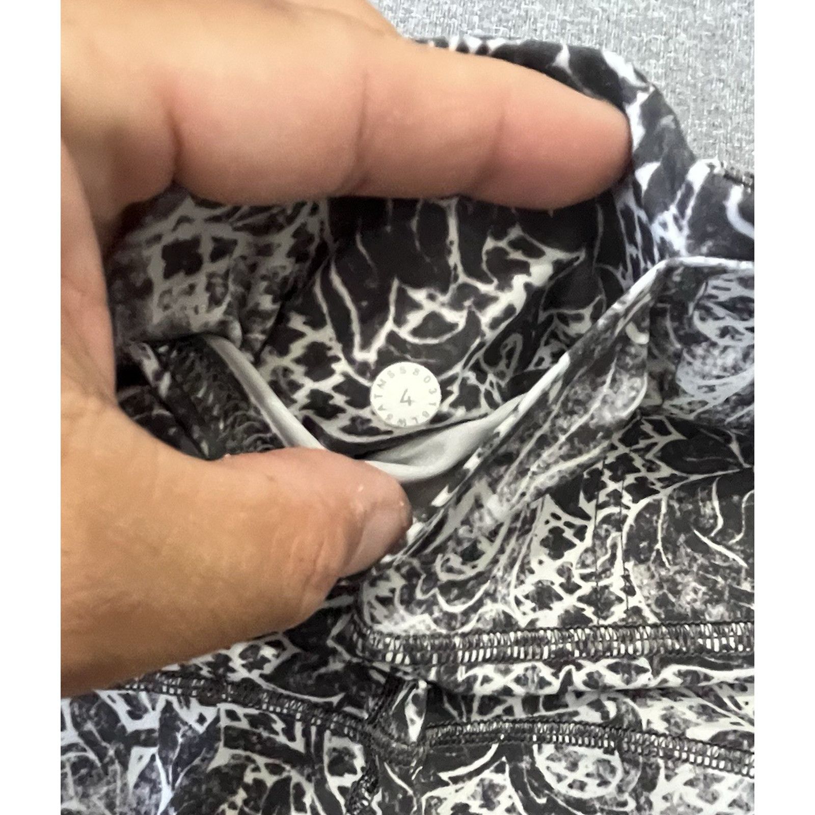Lululemon Lululemon Wunder Under Crop Serigraph Starlight Black sz 4 Size 27" / US 4 / IT 40 - 3 Thumbnail
