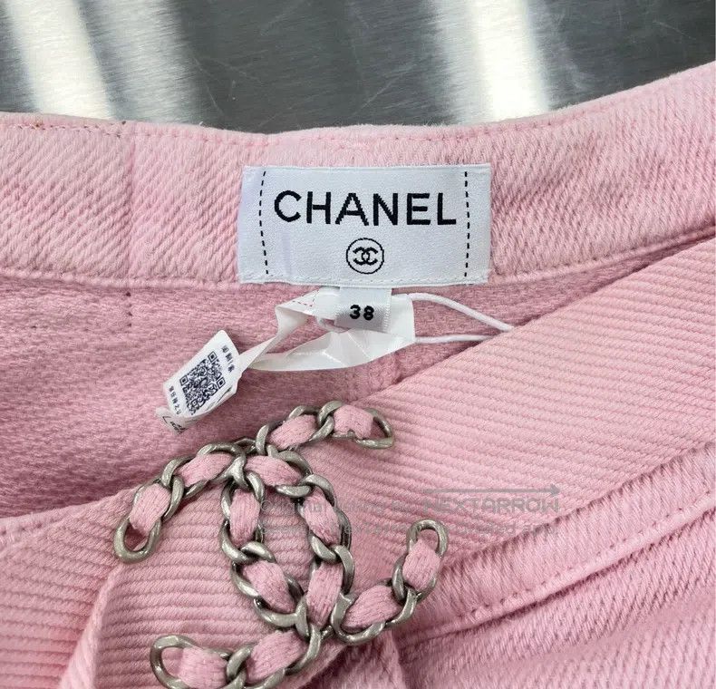 Chanel Chanel Pink old pair of Clogo denim shorts Size 24" / US 00 / IT 34 - 3 Thumbnail