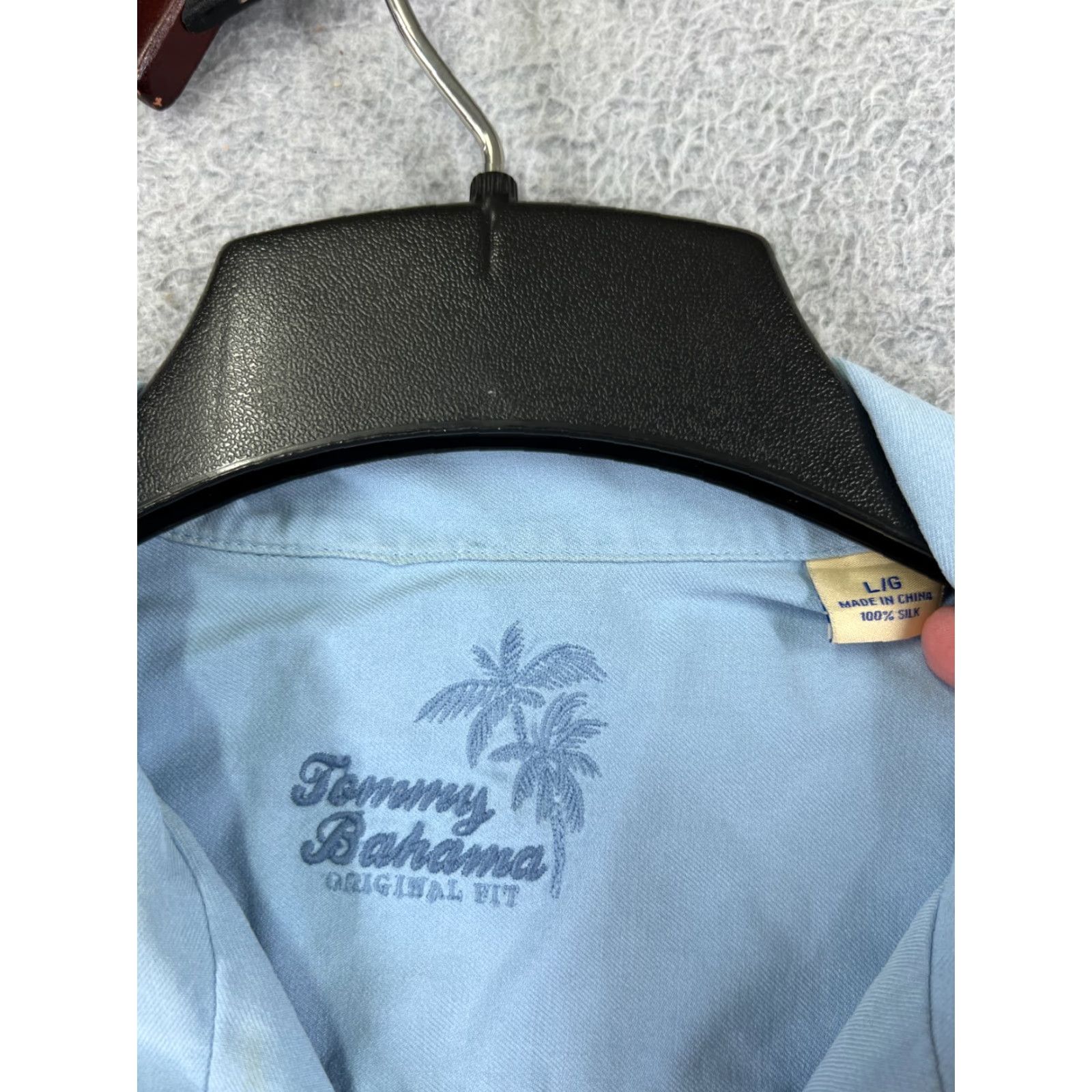 Tommy Bahama Tommy Bahama Shirt Men L Blue Button-Up Silk Hawaiian Vacation Resort Aloha Beach 40 in Chest Pockets Short Sleeve Button-Up, Casual, Travel Mens Size US L / EU 52-54 / 3 - 3 Thumbnail