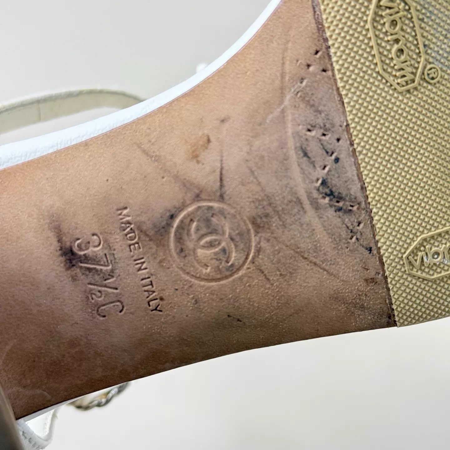 Chanel Chanel White CC Logo Litchi Leather Sandals EUR 37.5 95 New Size US 7 / IT 37 - 4 Thumbnail