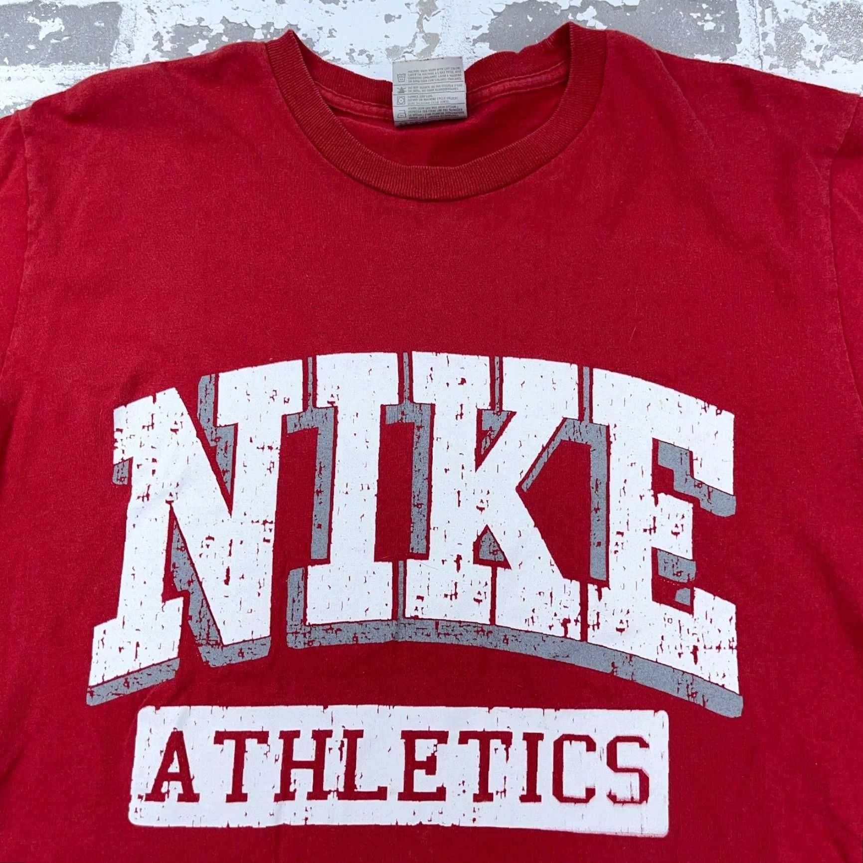 Nike VINTAGE Nike Shirt Men XL Red White Tee 90s Classic Retro Sports Logo Graphic Print Tag Block Logo Nike Size US XL / EU 56 / 4 - 2 Thumbnail