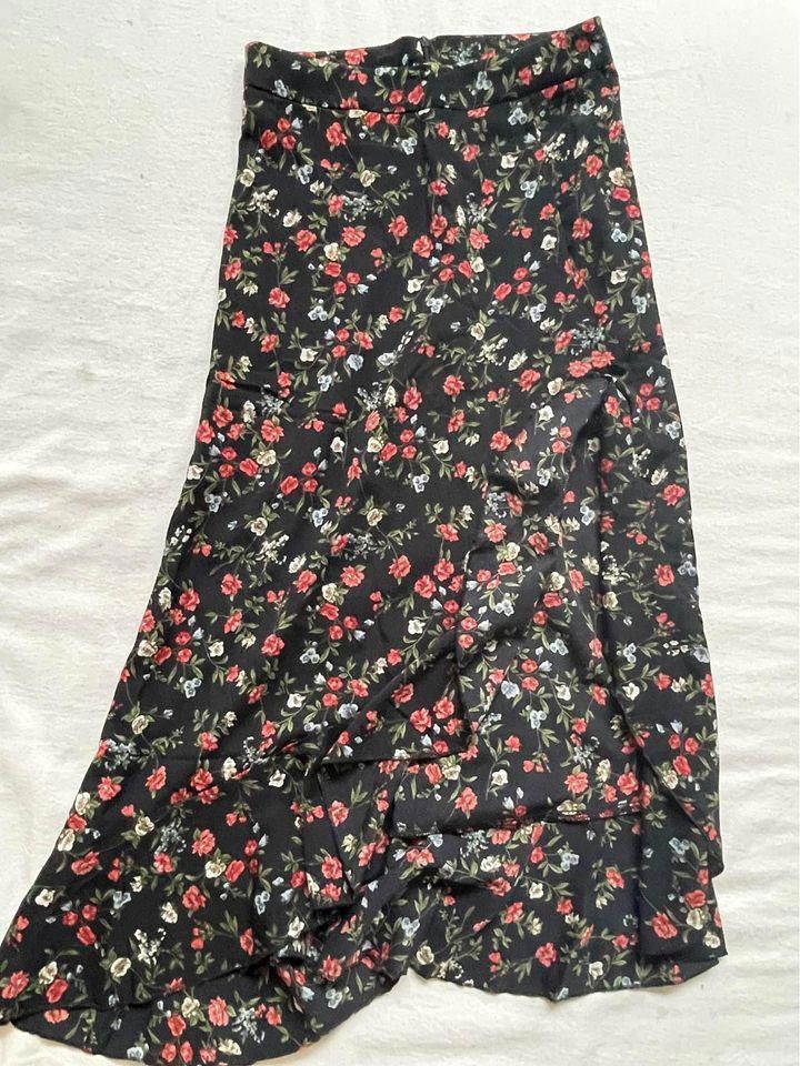 Designer Black and Floral Patterned Slit Skirt Size XS / US 0-2 / IT 36-38 - 1 Preview