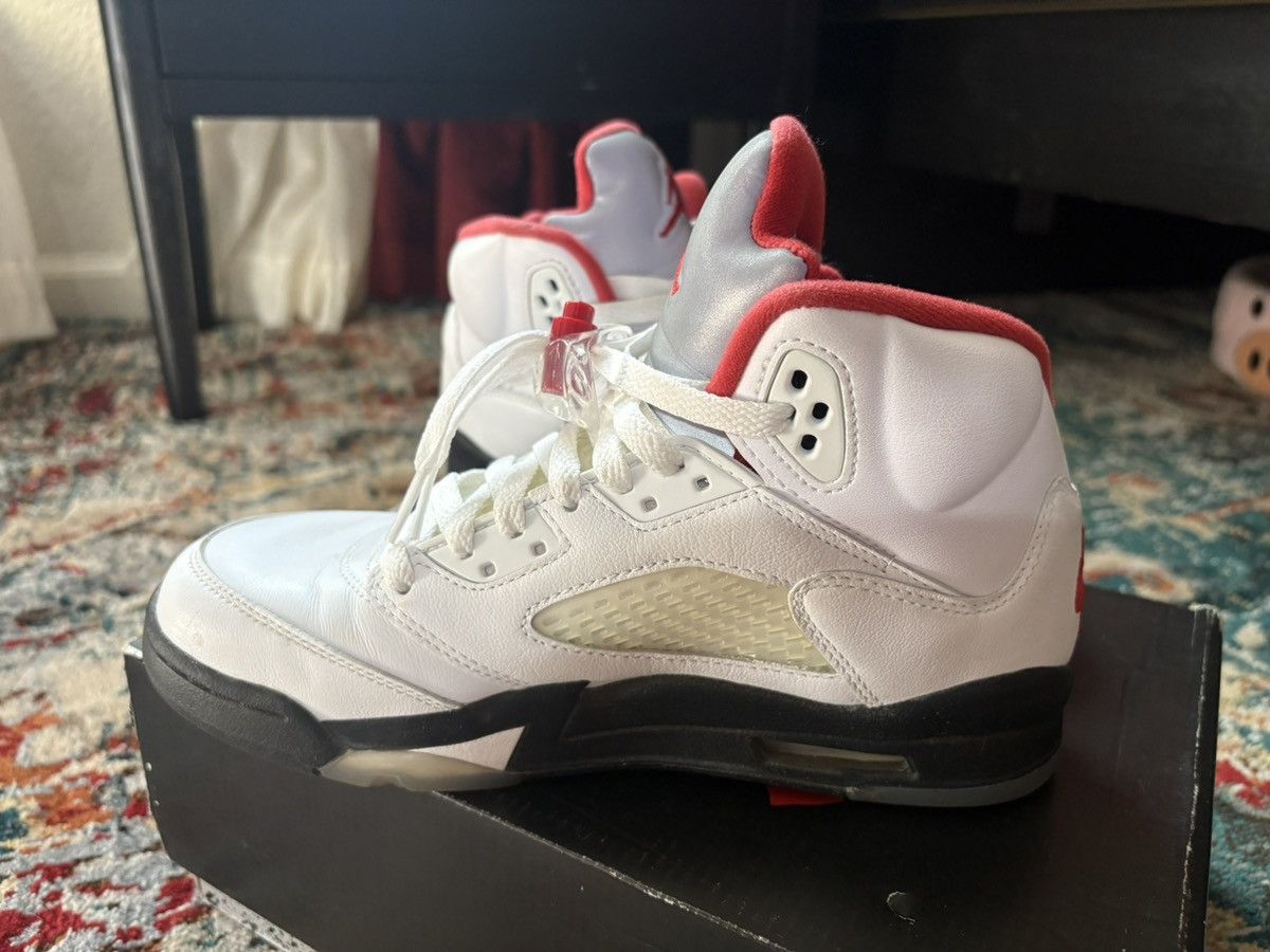 Jordan Brand True white/ fire red-black Air Jordan 5 Retro (GS) Size US 6 / EU 39 - 2 Thumbnail