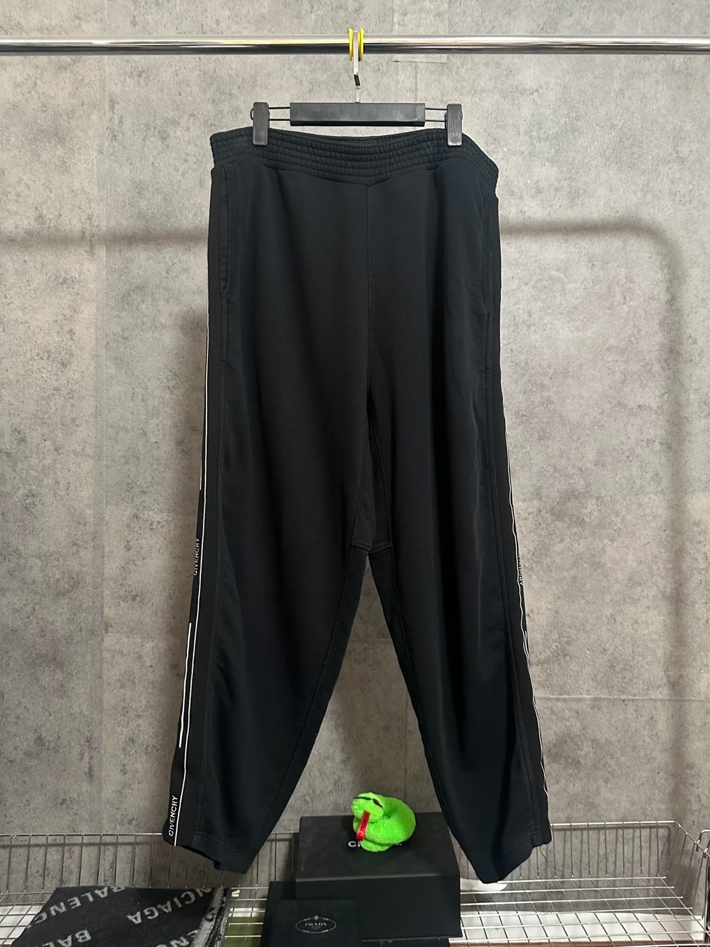 Givenchy Givenchy Side Stripe Logo Sweatpants XL Size US 36 / EU 52 - 1 Thumbnail