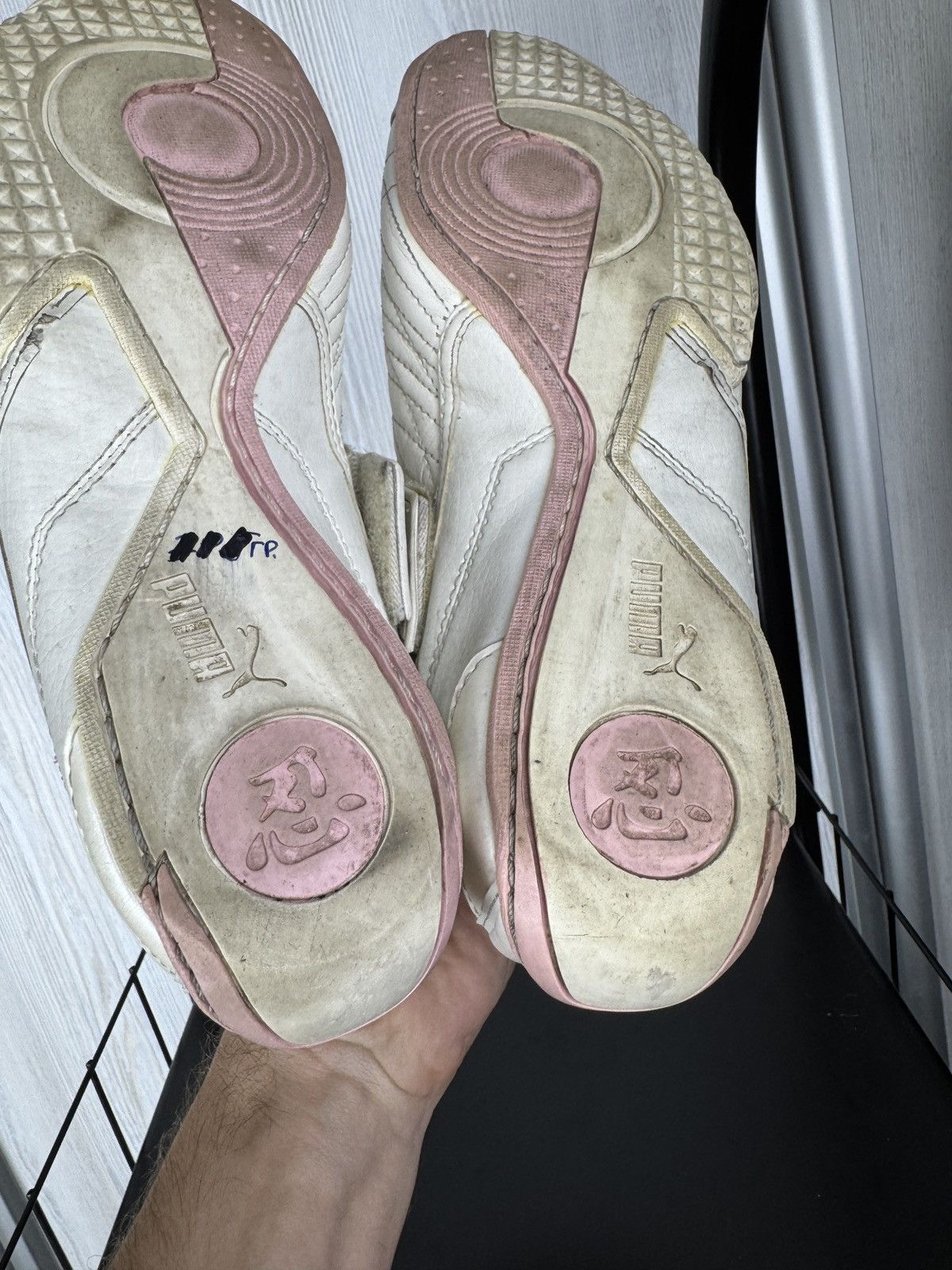 Puma Puma UKE V Limited Edition y2k 00s white pink leather shoes Size US 7 / EU 40 - 15 Thumbnail