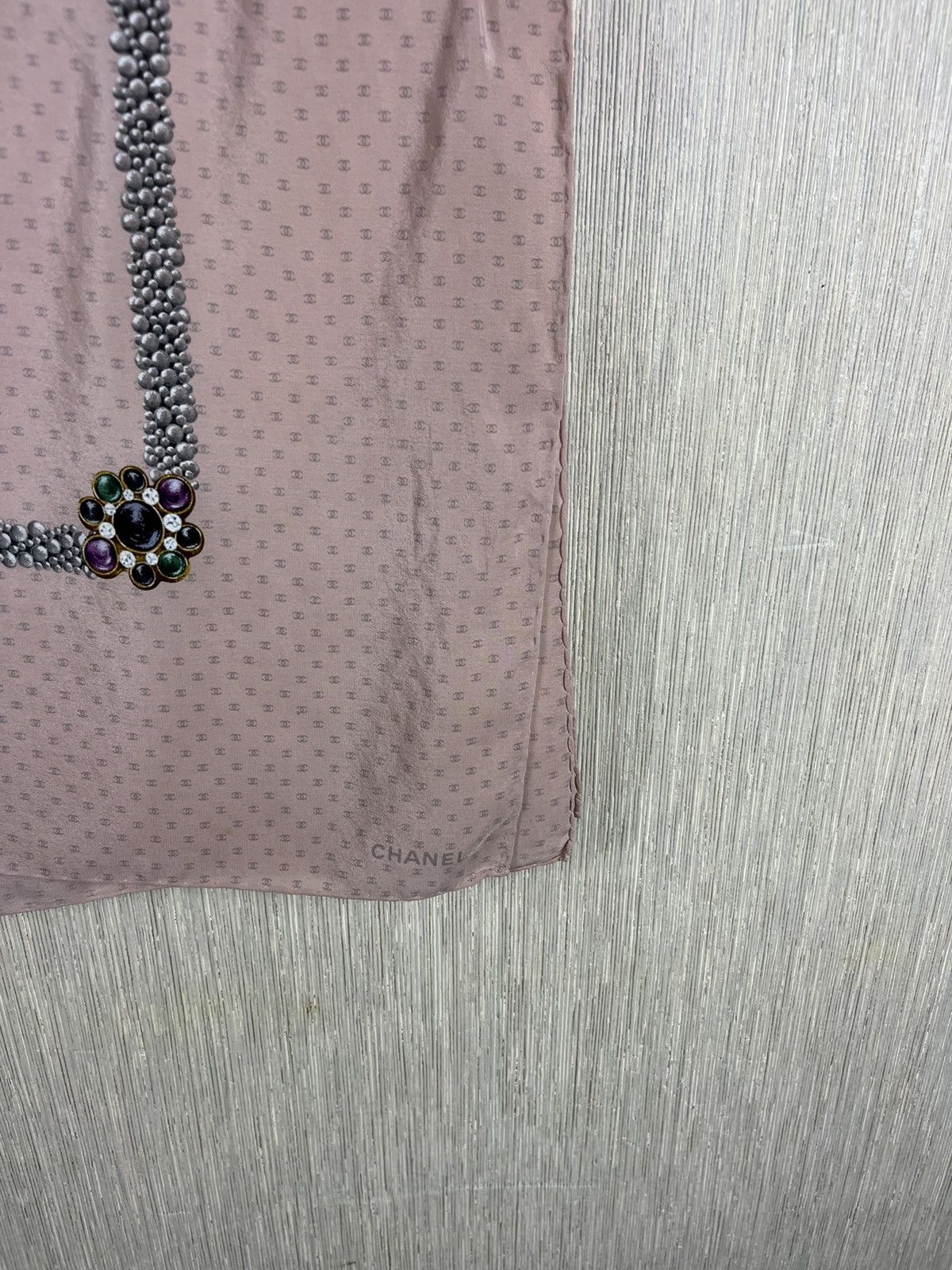 Chanel × Vintage Vintage Chanel silk scarf monogram shiny pearls brooch logo Size ONE SIZE - 5 Thumbnail