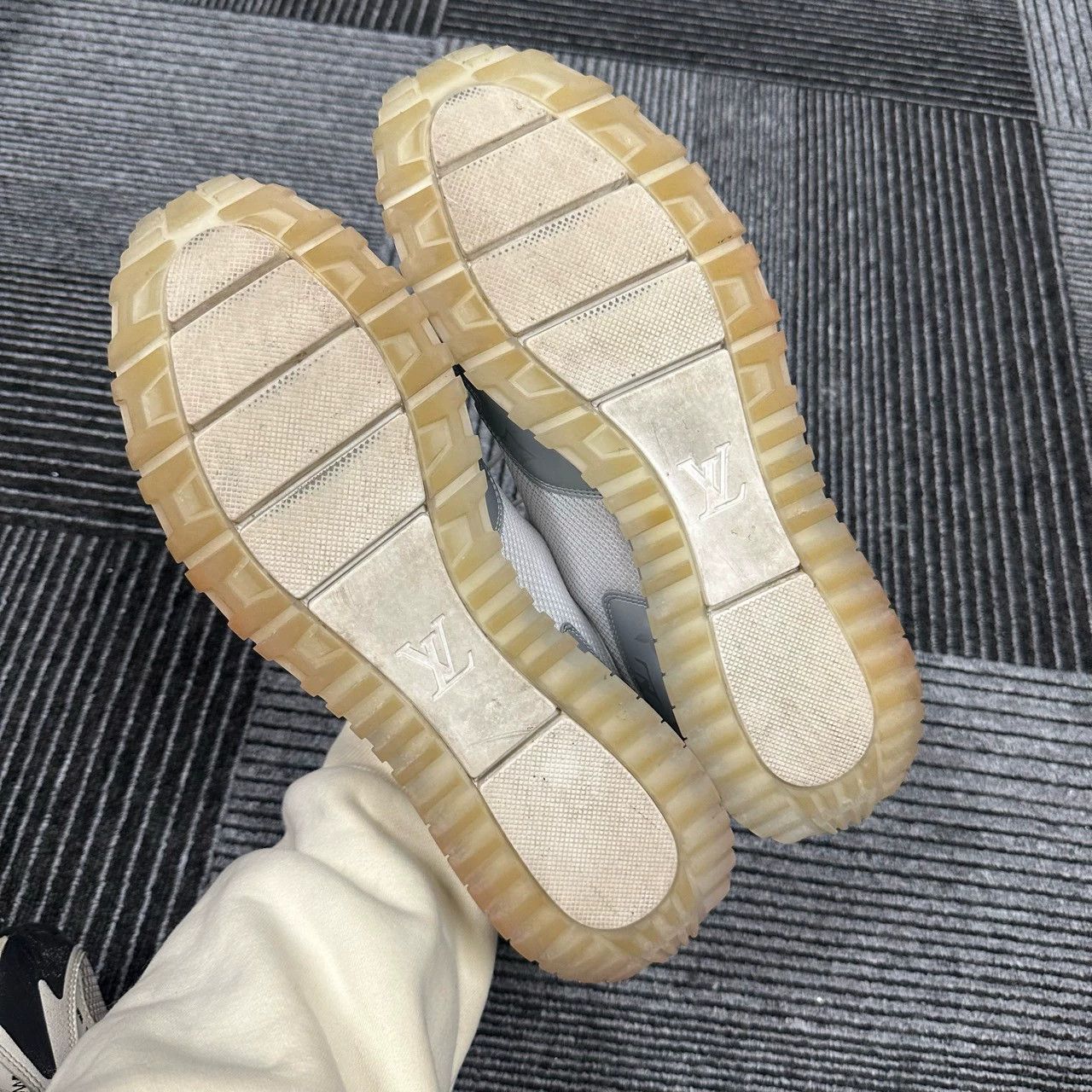 Louis Vuitton LV Run Away Silver Monogram Sneakers 44 Size US 11 / EU 44 - 7 Thumbnail