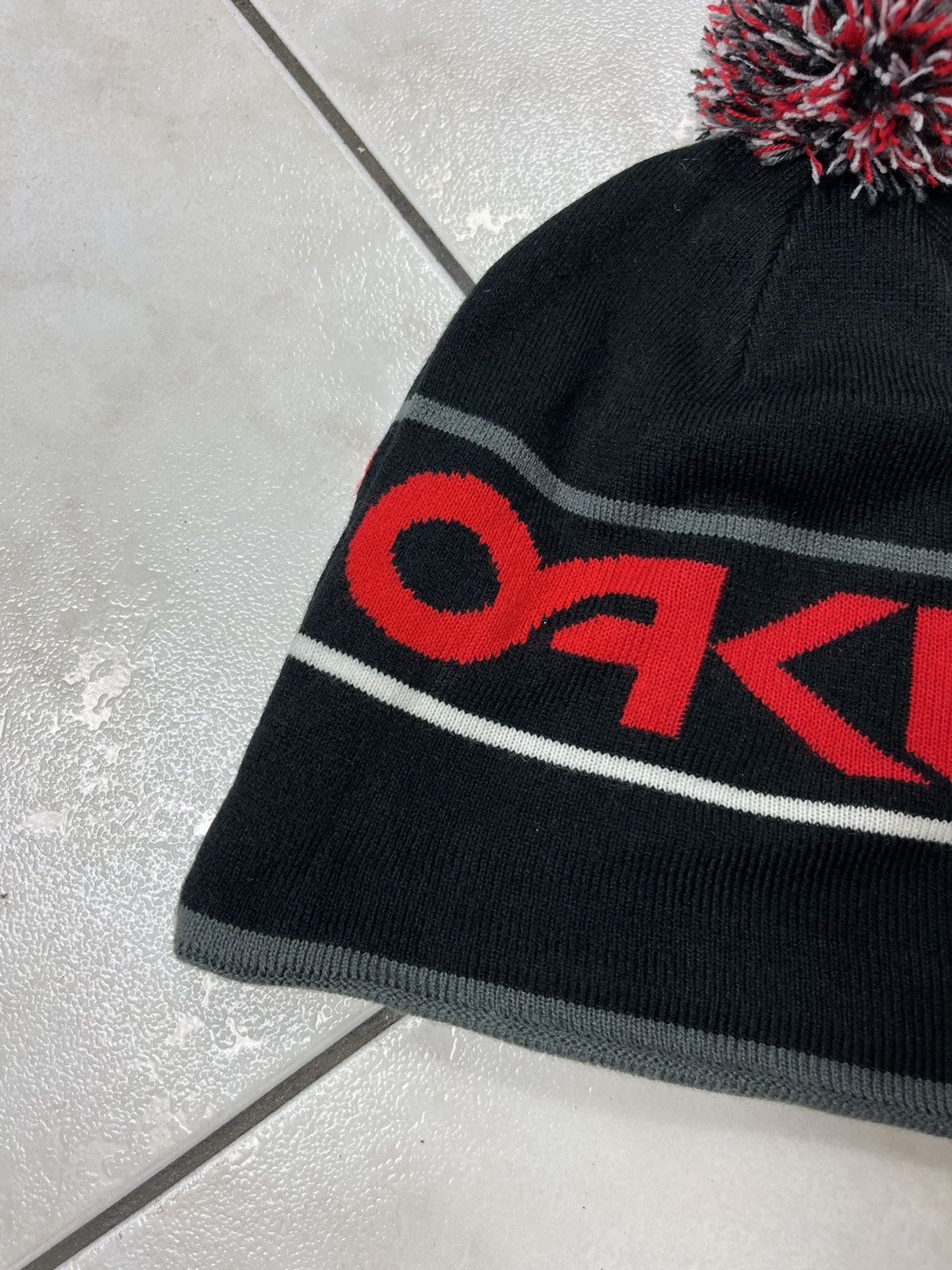 Oakley × Vintage Vintage Oakley archive y2k winter beanie hat pompom big logo Size ONE SIZE - 4 Thumbnail