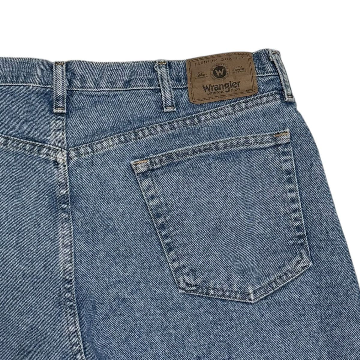 Wrangler Wrangler Relaxed Fit Light Wash Jean Shorts Mens 39) Size US 39 - 2 Thumbnail