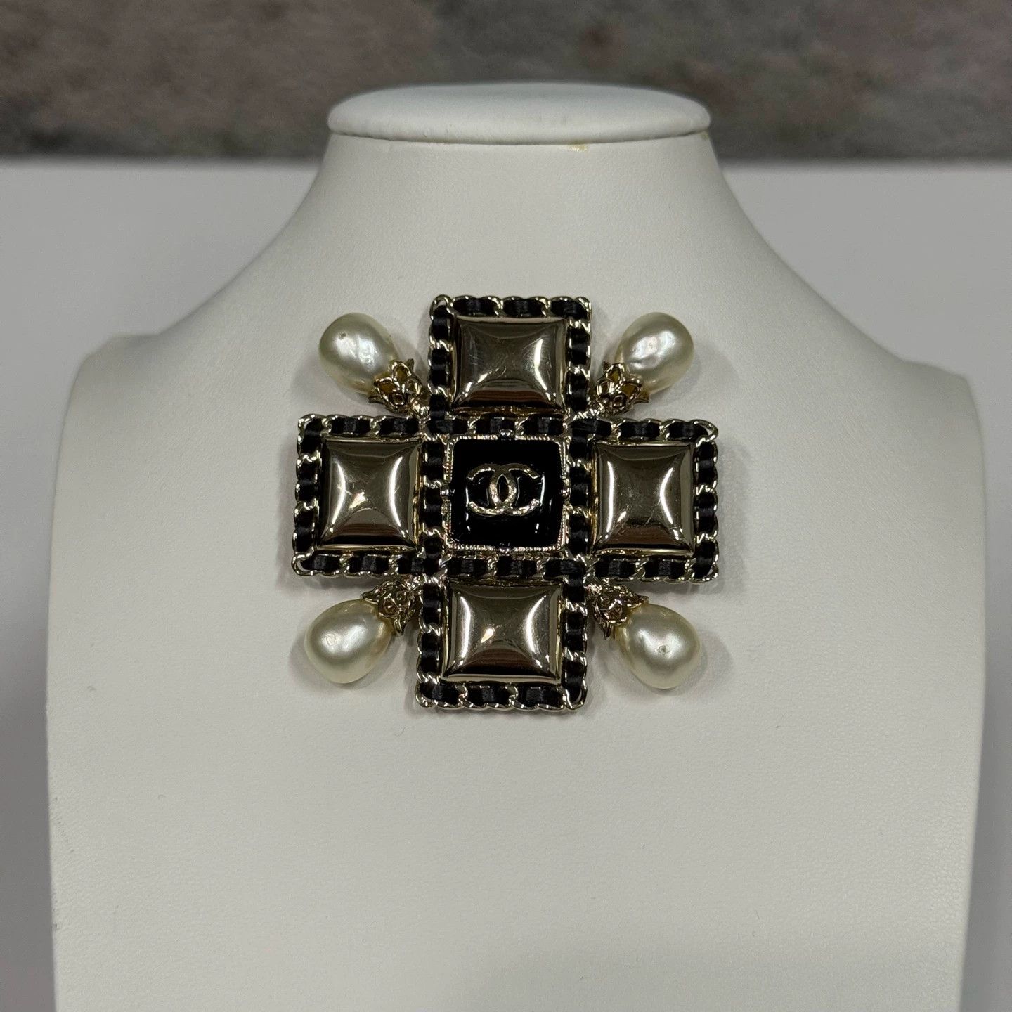 Chanel Chanel Brooch 99 New Size ONE SIZE - 1 Thumbnail