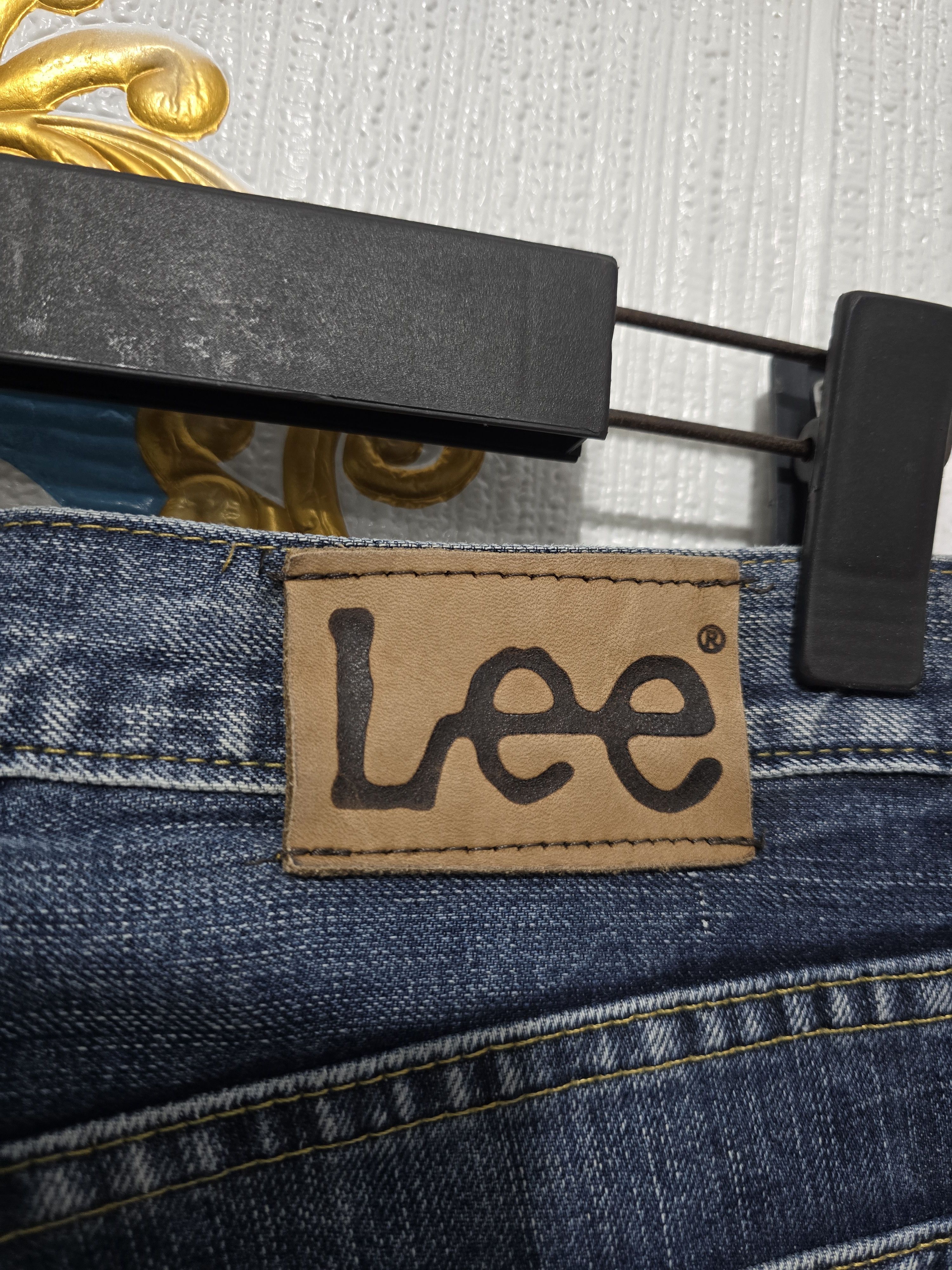 Lee LEE VINTAGE straight-leg in a medium-blue wash. Bootcut Size 30" / US 8 / IT 44 - 4 Thumbnail