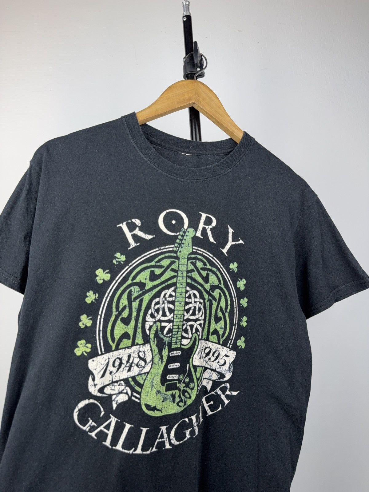 Band Tees Y2K 00s Rory Gallagher Logo Celtic Guitar Tribute Tee Size US M / EU 48-50 / 2 - 2 Thumbnail