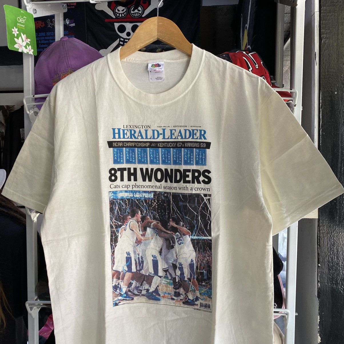 NBA × Vintage 2012 Vintage Kentucky Wildcats Newspapers T Size US L / EU 52-54 / 3 - 3 Thumbnail