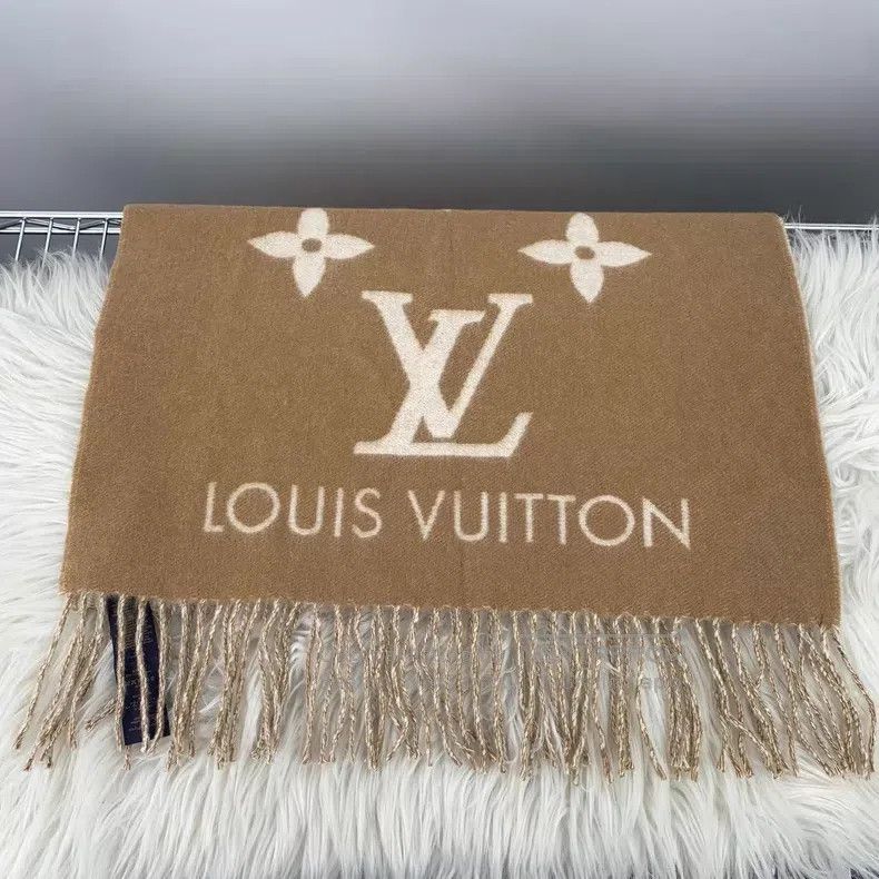 Louis Vuitton Louis Vuitton Cream tuddy reversible 100% cashmere fringe Size ONE SIZE - 1 Thumbnail