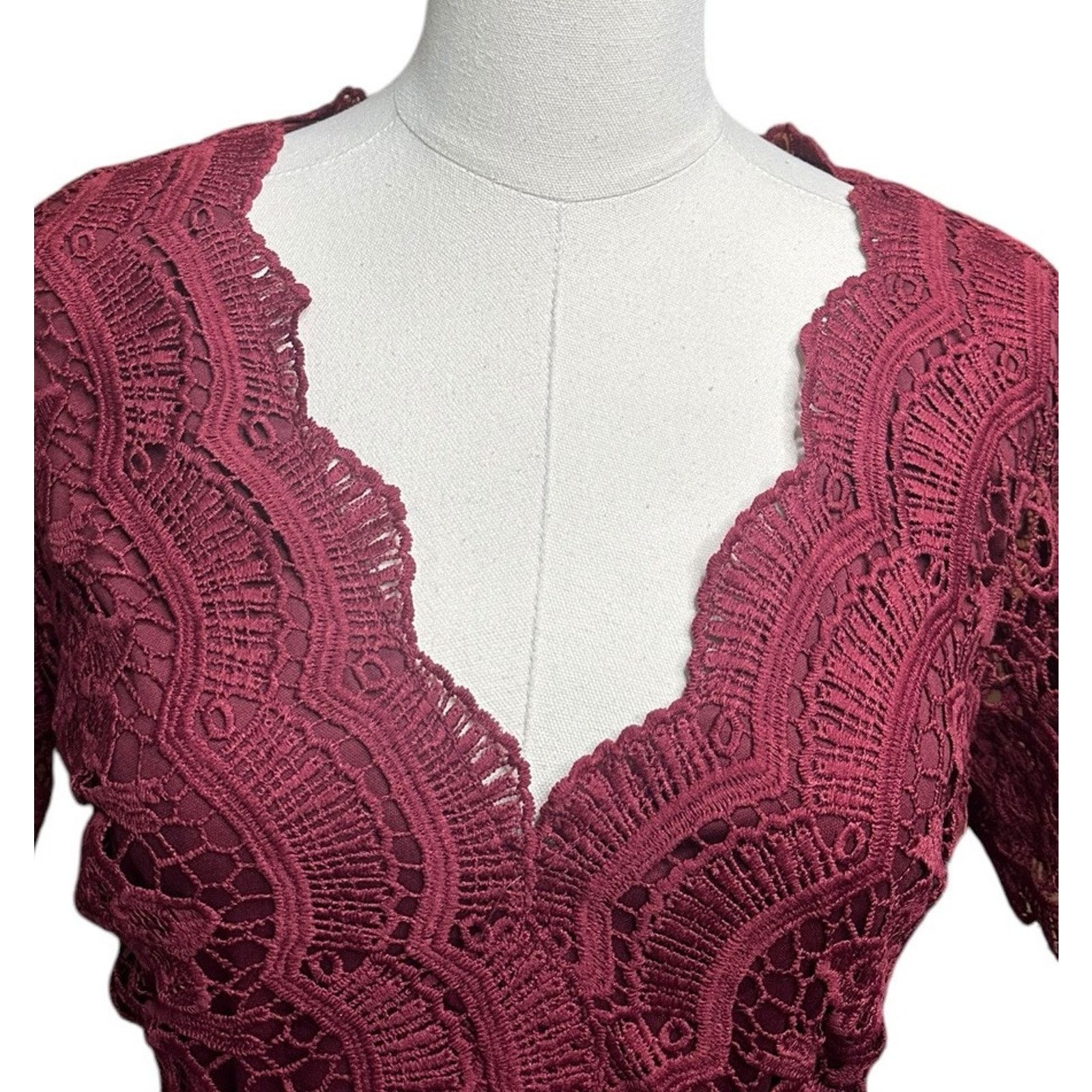 Other Lulus Angel in Disguise Burgundy Lace Dress Deep V Cocktail Size M / US 6-8 / IT 42-44 - 4 Thumbnail