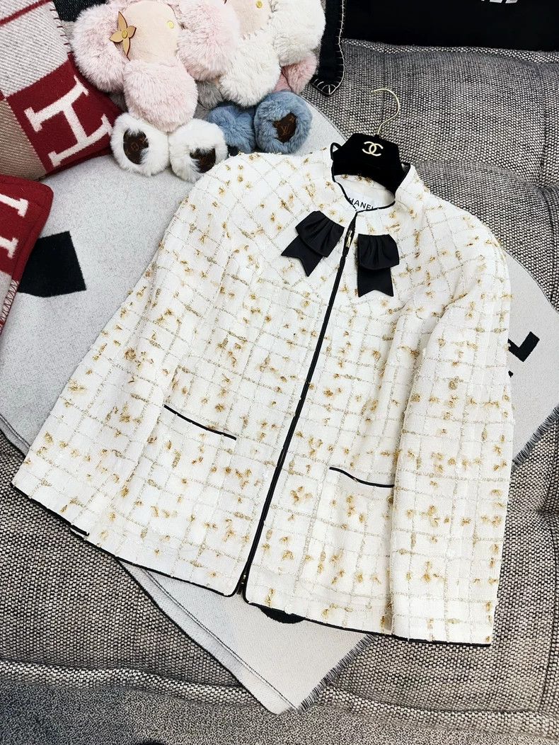 Chanel Chanel 19s beach series beige gold jacket neckline bow jac Size XS / US 0-2 / IT 36-38 - 8 Thumbnail