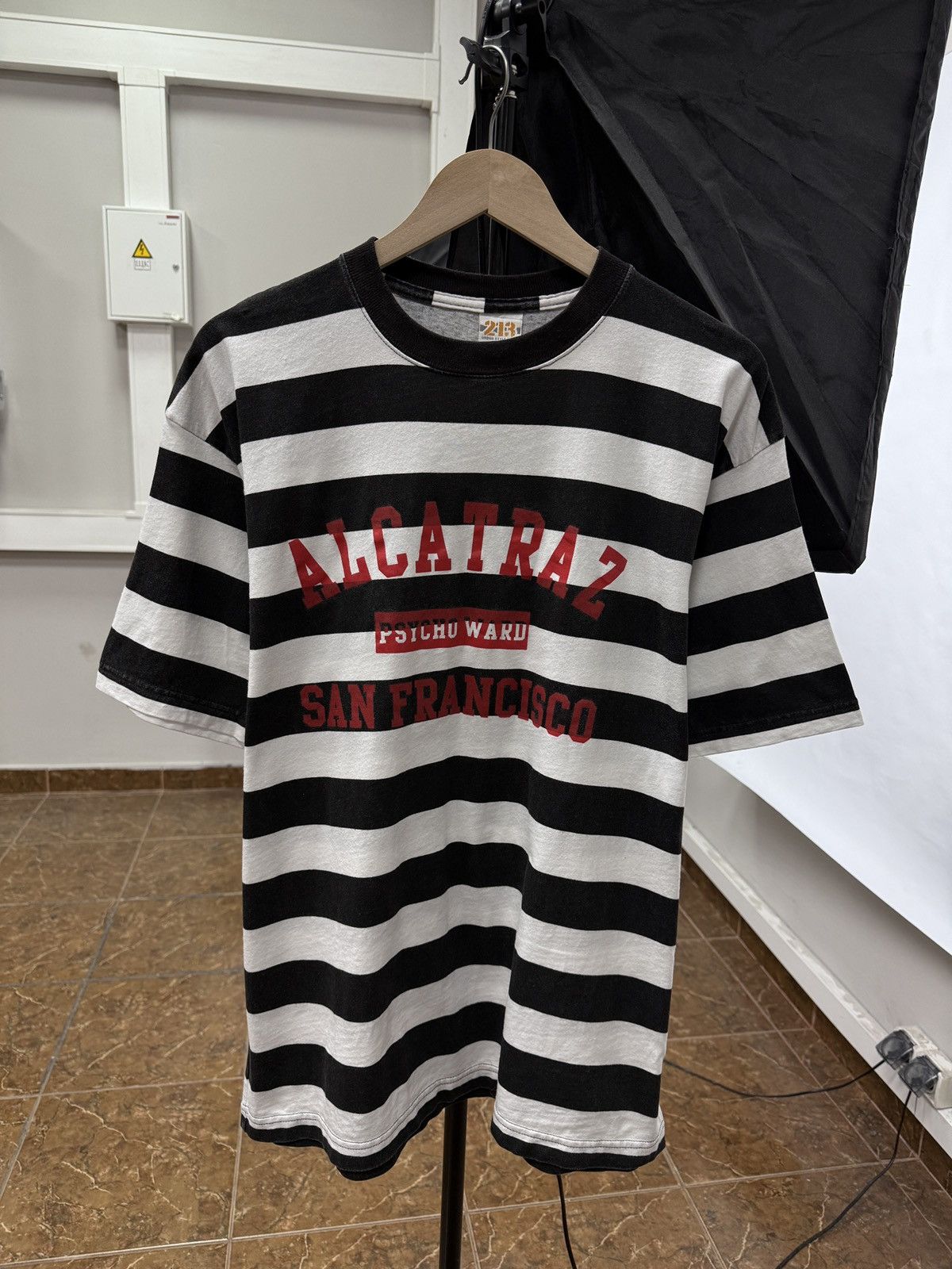 Designer 🇺🇸 Vintage 90s Alcatraz Psycho Ward San Francisco T-Shirt Y2K Size US XL / EU 56 / 4 - 1 Thumbnail