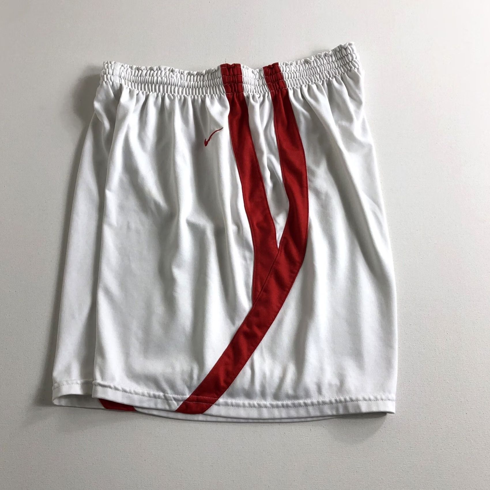 Nike VINTAGE Nike Team Basketball Short Active Athletic Gym White Red Train Y2K Size Medium Mens Basketball Short Size US 31 - 3 Thumbnail