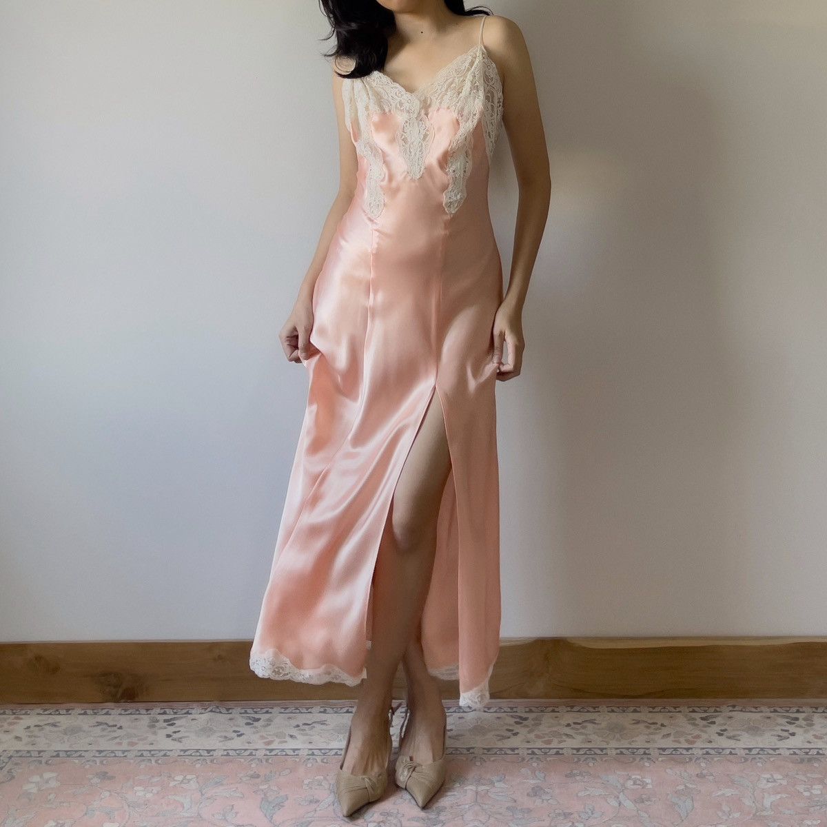Victoria's Secret Victoria’s Secret 1990s Peach Satin & Lace Slip Gown (S–M) Size S / US 4 / IT 40 - 5 Thumbnail