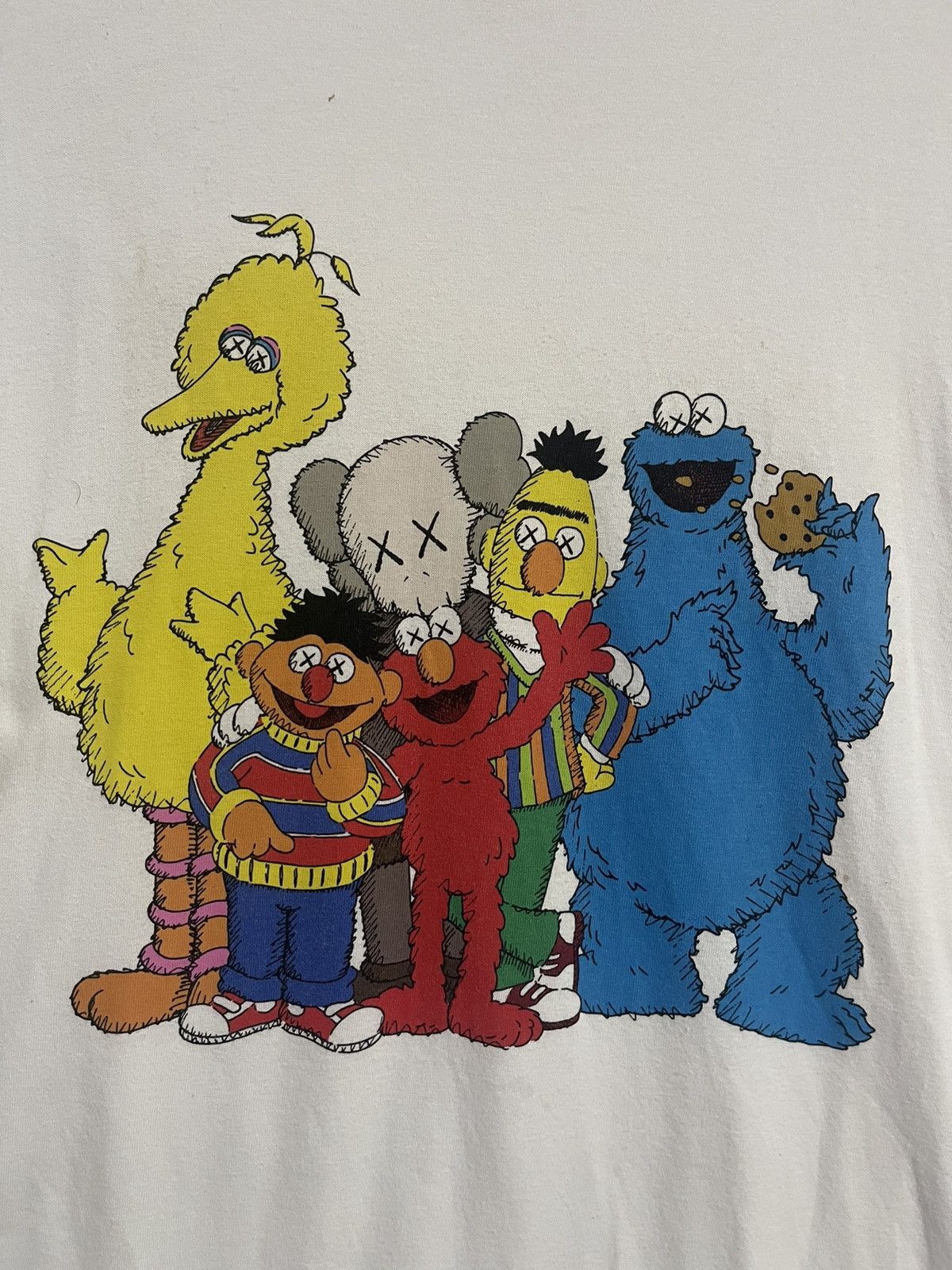 Kaws × Uniqlo Vintage Kaws x Uniqlo x Sesame Street T shirt XL Rare Size US XL / EU 56 / 4 - 4 Thumbnail