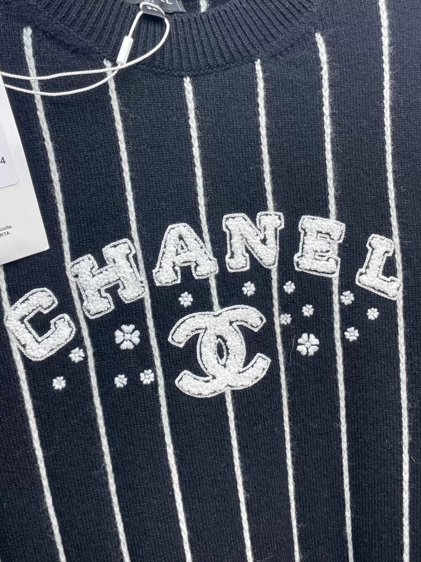 Chanel Chanel Black & White V Stripe Logo Knit Sweater 34 Size XS / US 0-2 / IT 36-38 - 3 Thumbnail