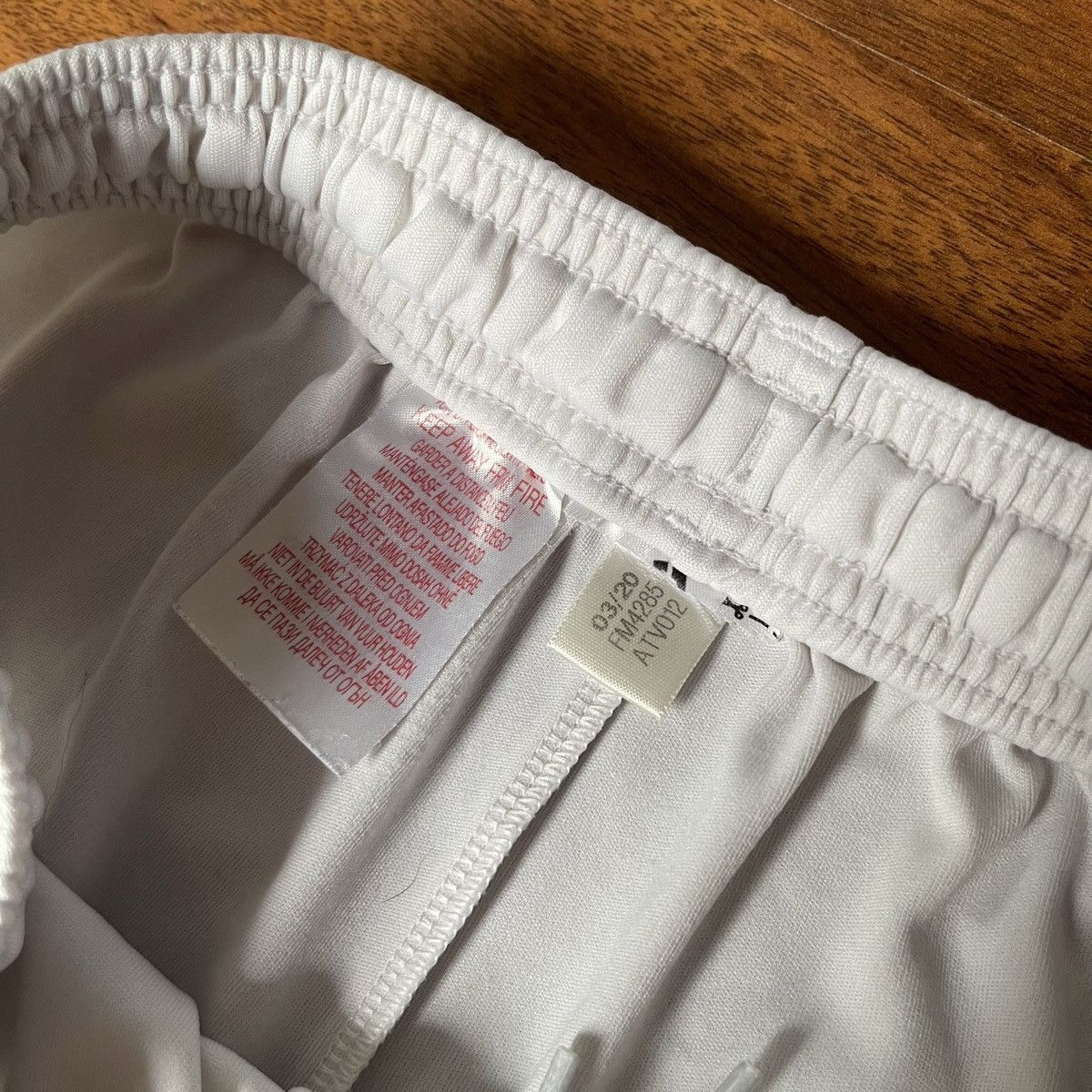Adidas × Vintage YOUTH SIZE MAN UNITED ADIDAS 2020/2021 FOOTBALL HOME SHORTS Size US 26 / EU 42 - 4 Thumbnail