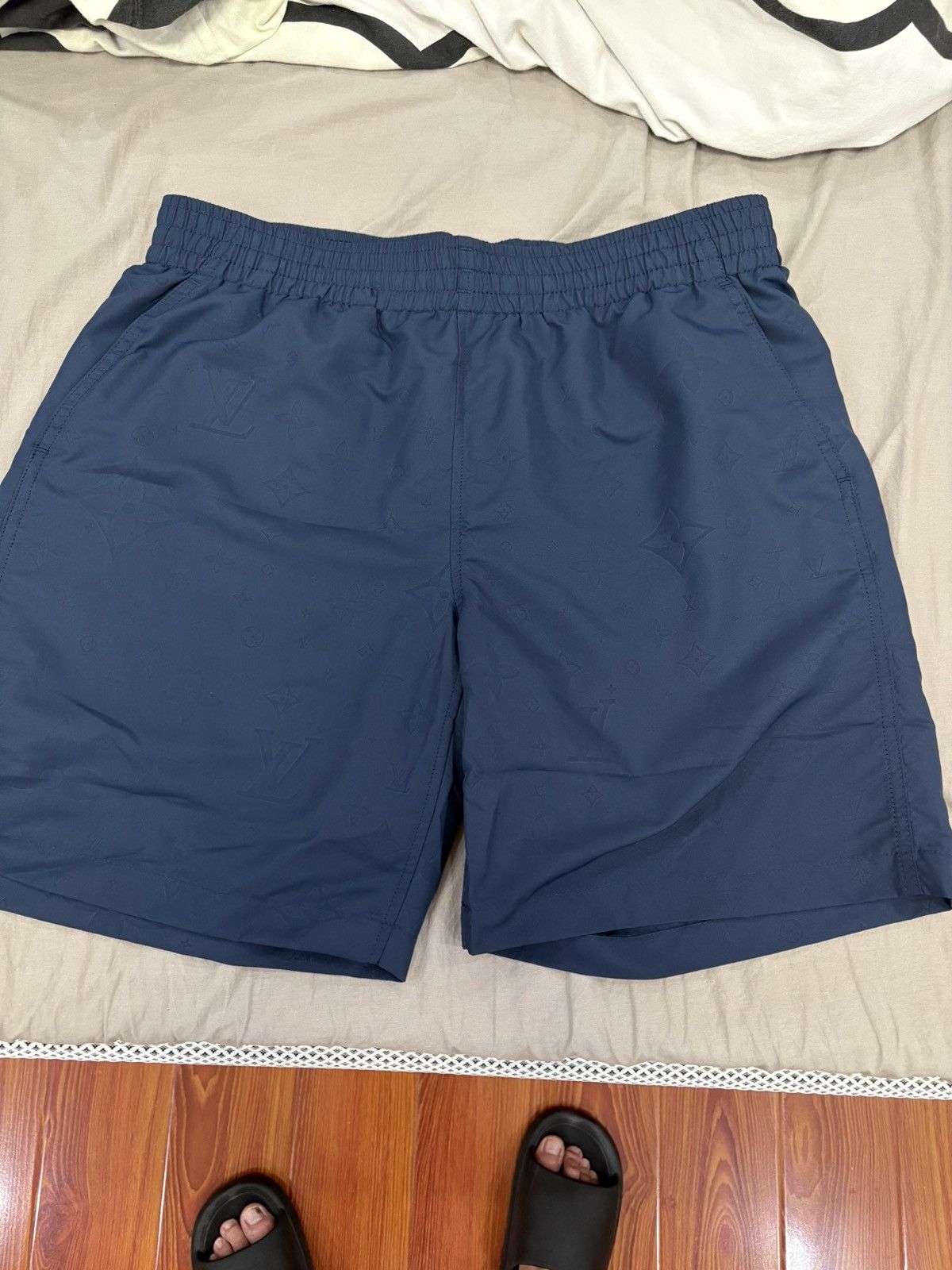 OPEN TO DEALS Louis Vuitton Printed Logo Shorts