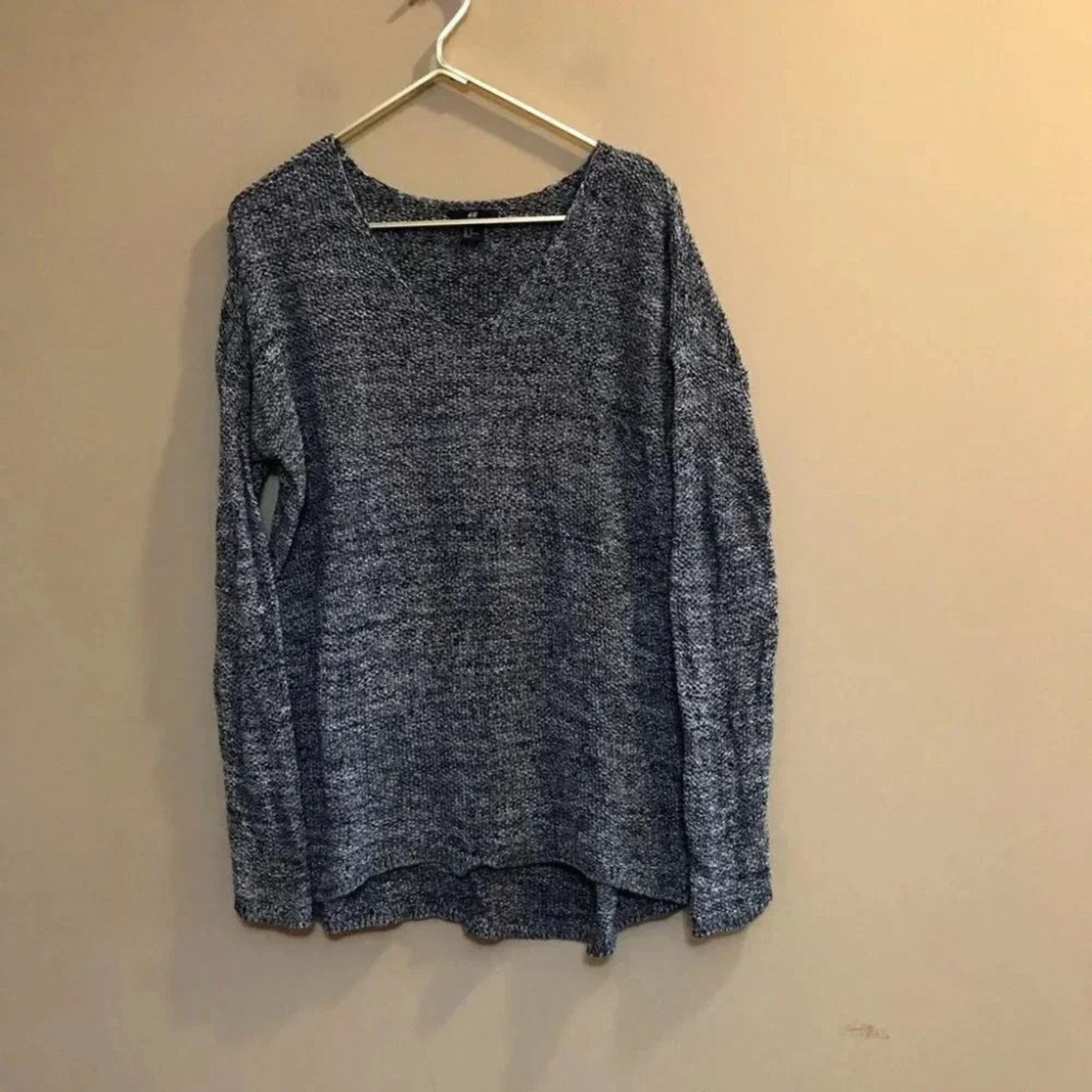 H&M H&M Womens Sz M Marled V-Neck Long Sleeve Sweater Black Grey Size M / US 6-8 / IT 42-44 - 1 Thumbnail