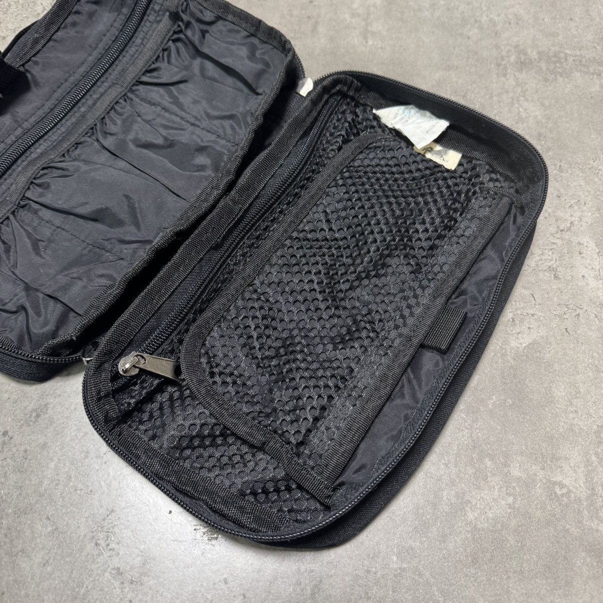 Ferrari × Fila × Formula 1 Ferrari X Fila Hanging Toiletry Bag Size ONE SIZE - 6 Thumbnail
